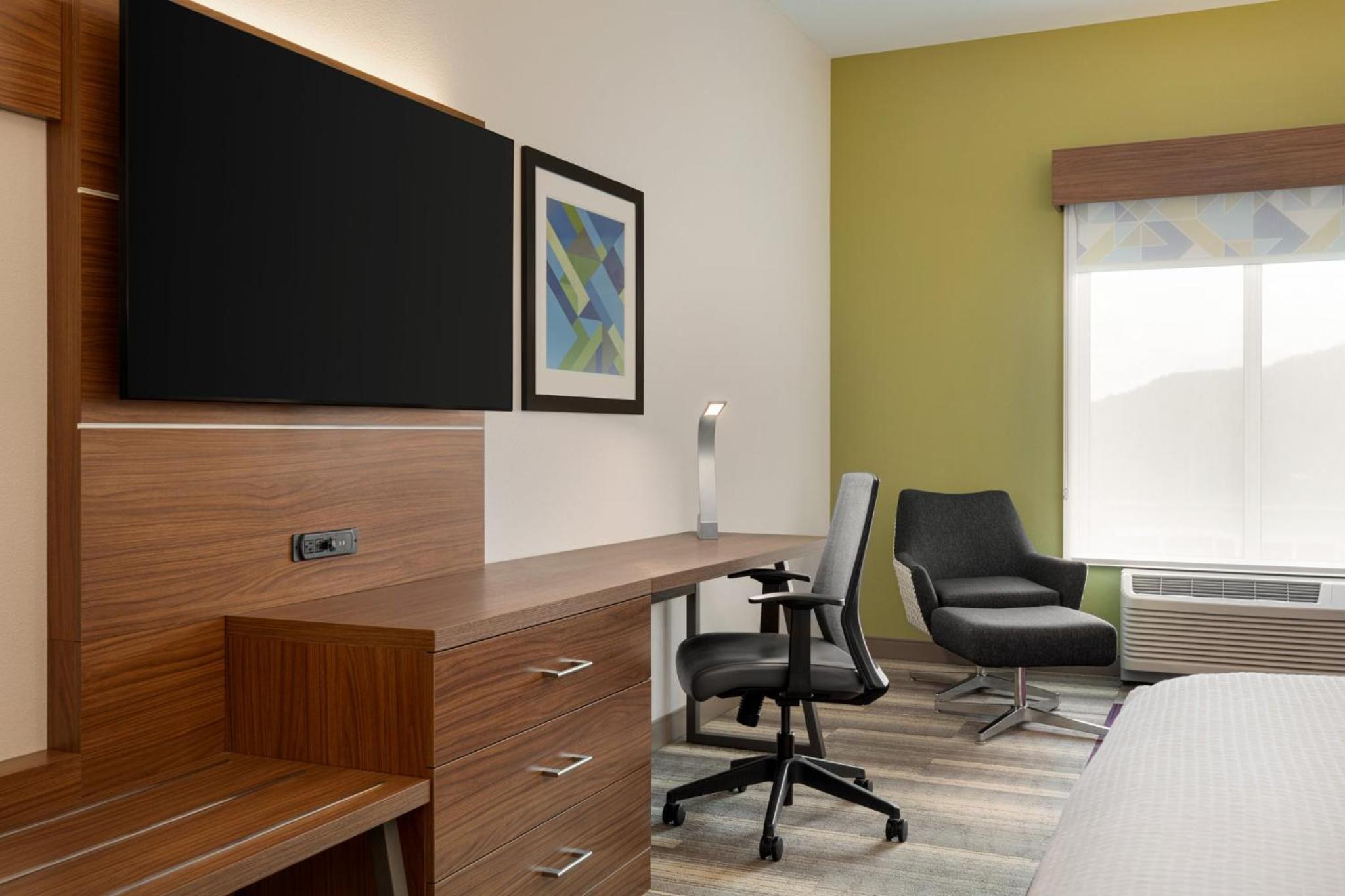 Standard Room with Two Queen Beds - Photo 5