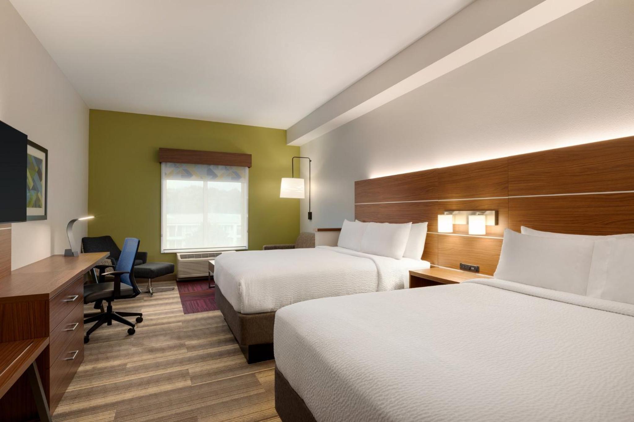 Standard Room with Two Queen Beds - Photo 6