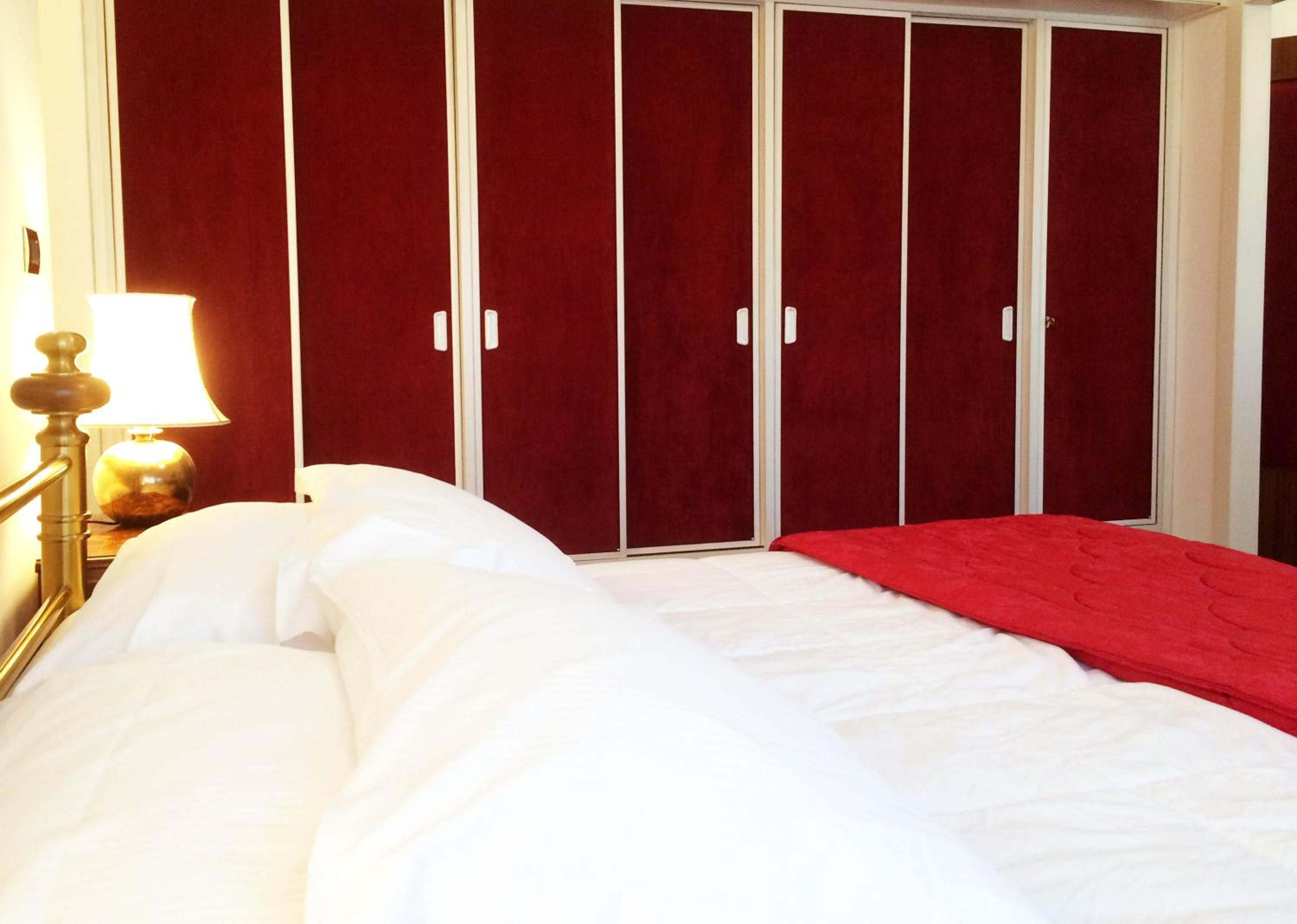 Queen Room with Two Queen Beds - Photo 4