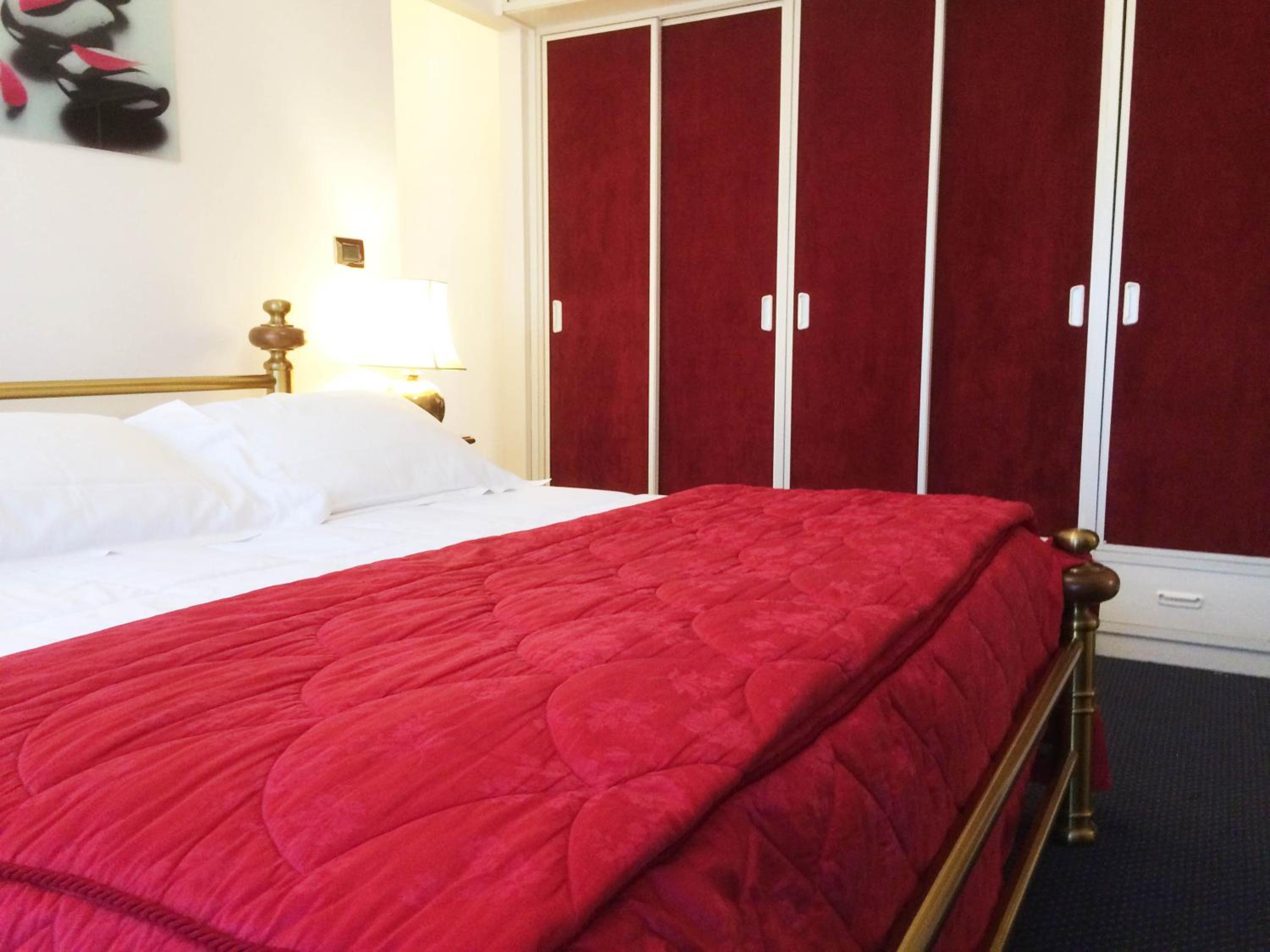 Queen Room with Two Queen Beds - Photo 2