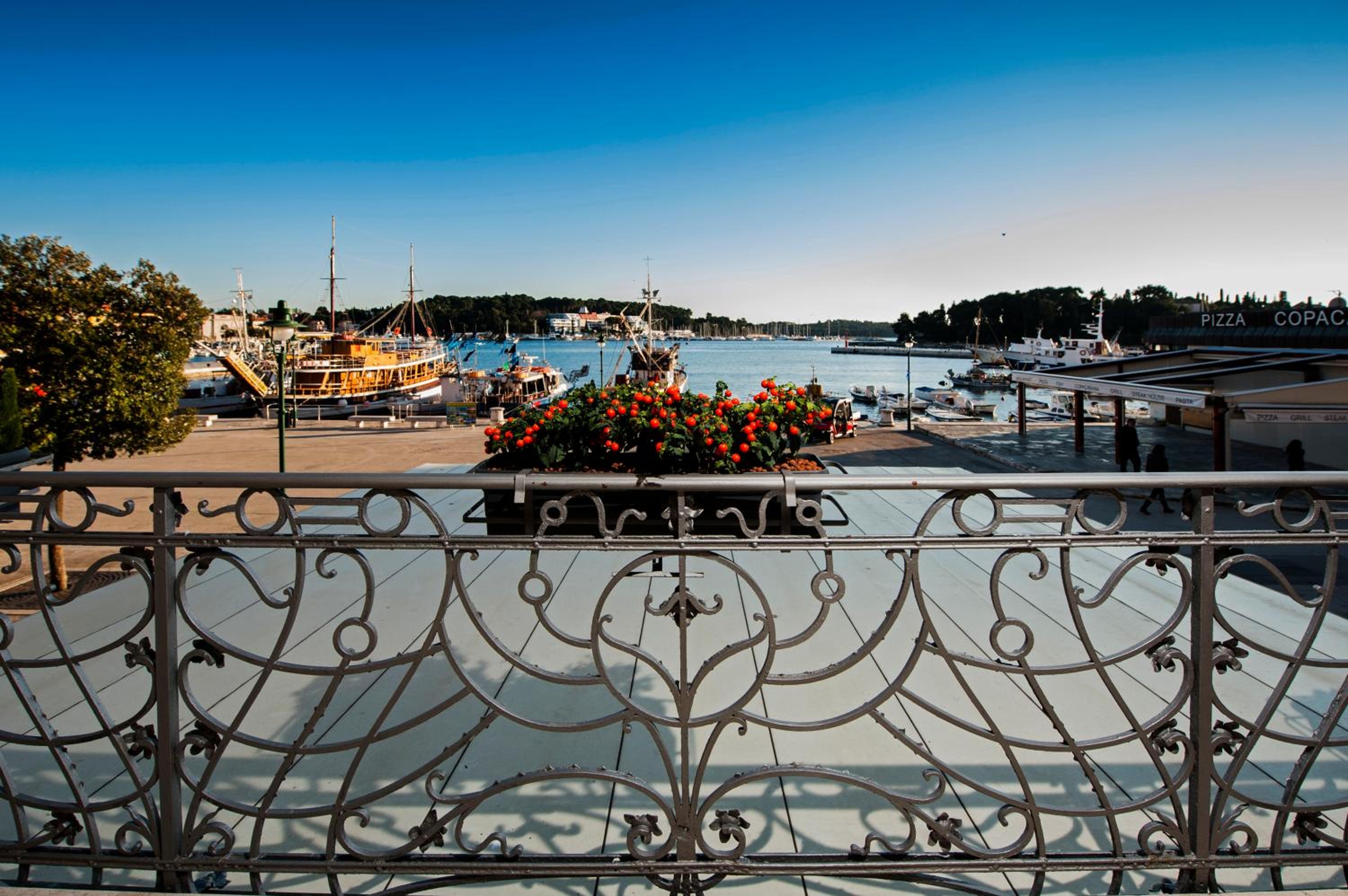 One-Bedroom Apartment with Sea View and Terrace - Photo 12