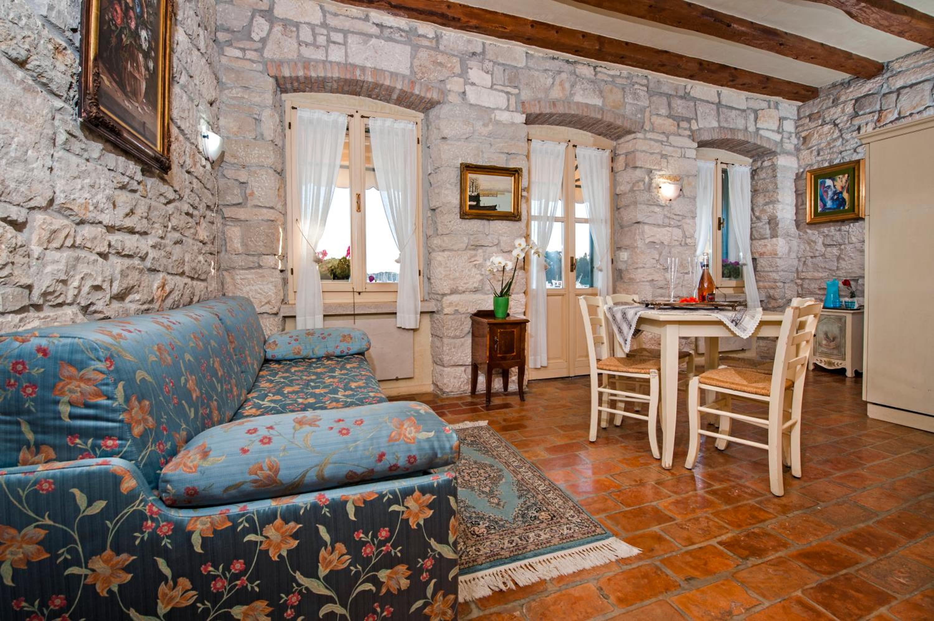 One-Bedroom Apartment with Sea View and Terrace - Photo 7