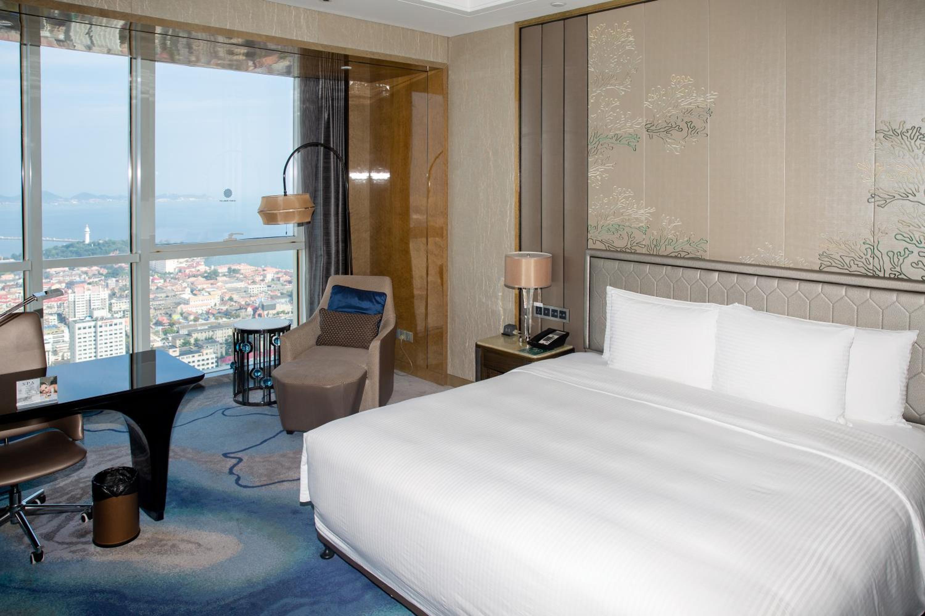 Superior Queen Room with City View