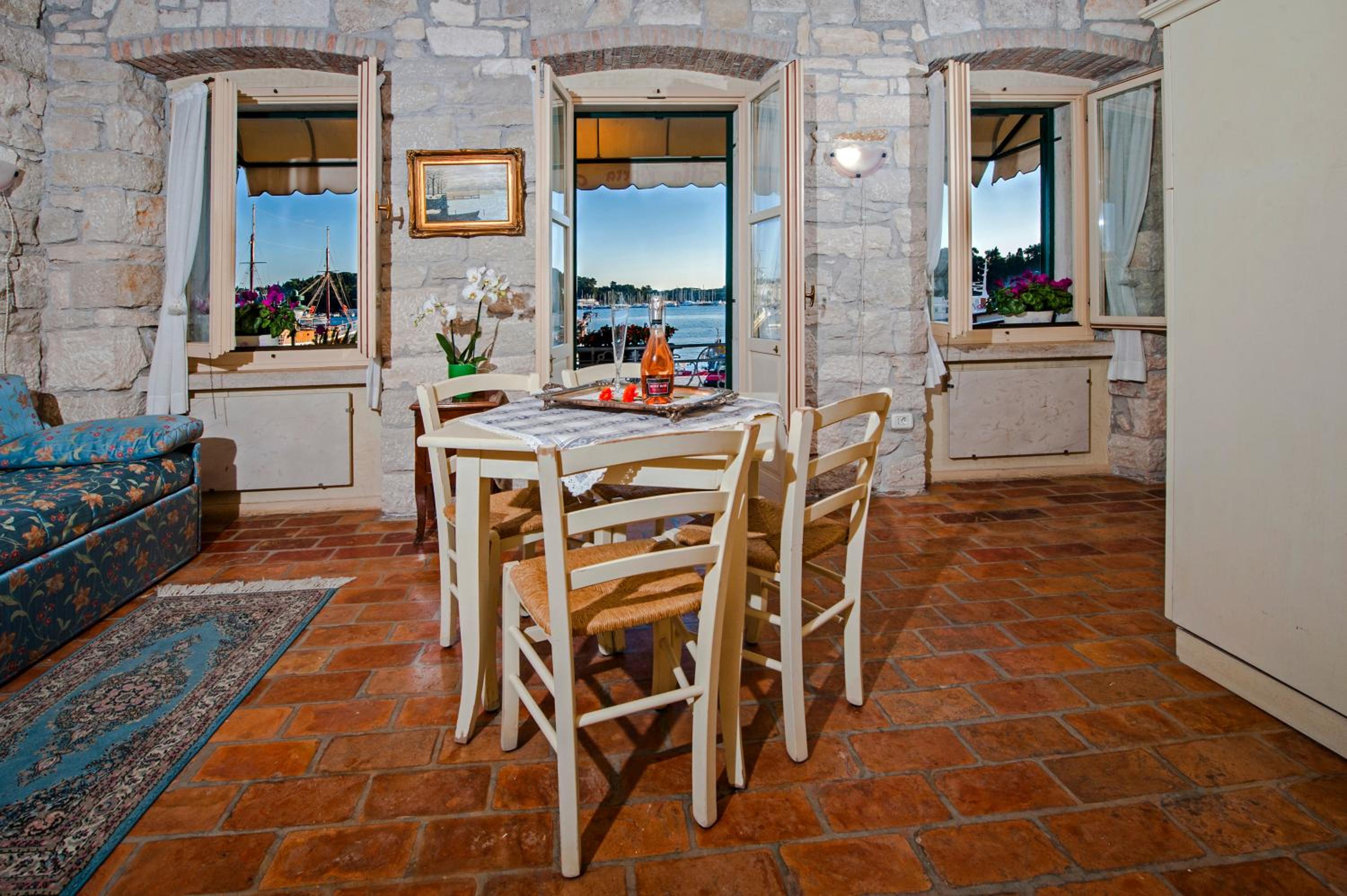 One-Bedroom Apartment with Sea View and Terrace - Photo 17