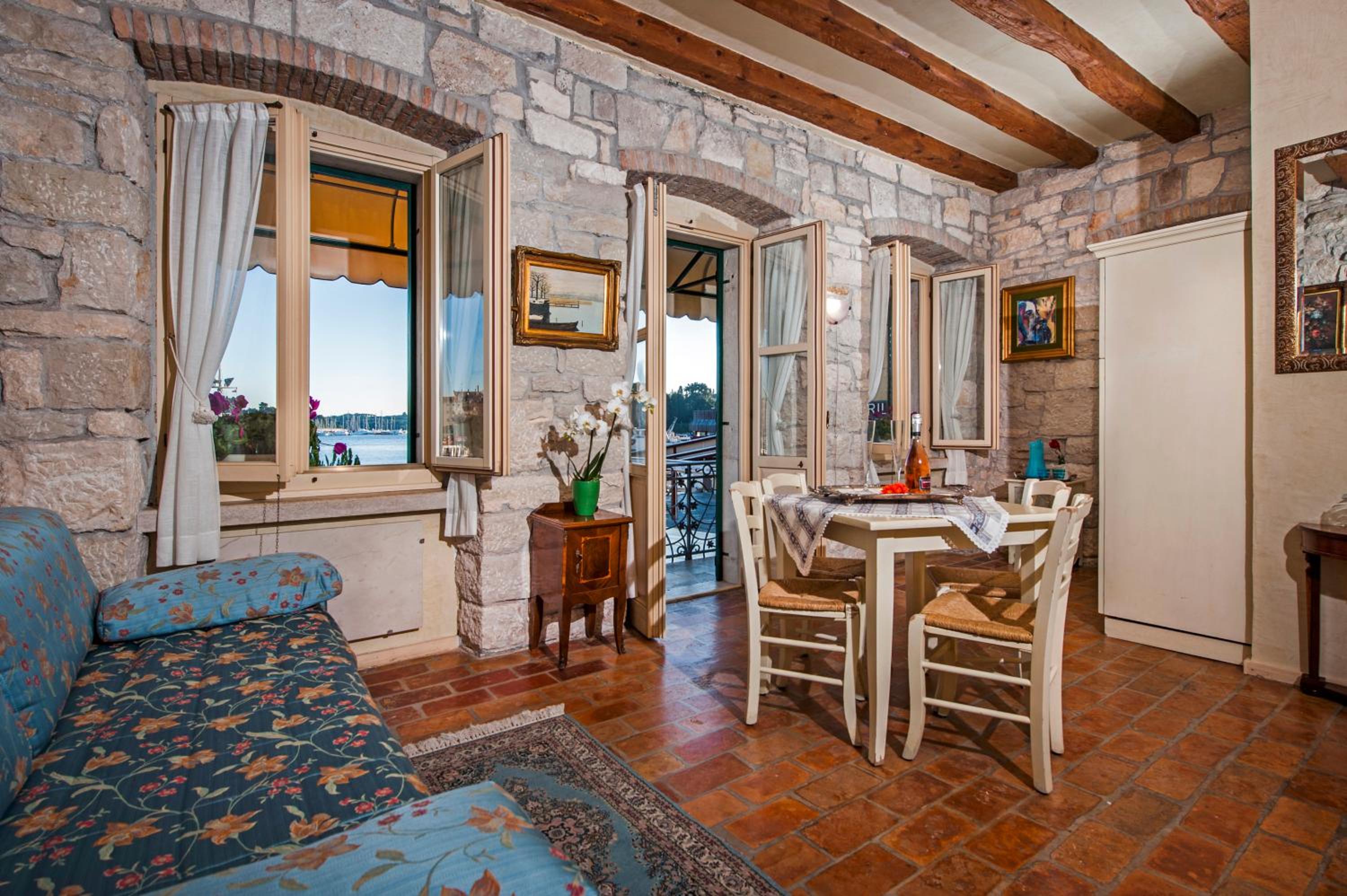 One-Bedroom Apartment with Sea View and Terrace - Photo 11