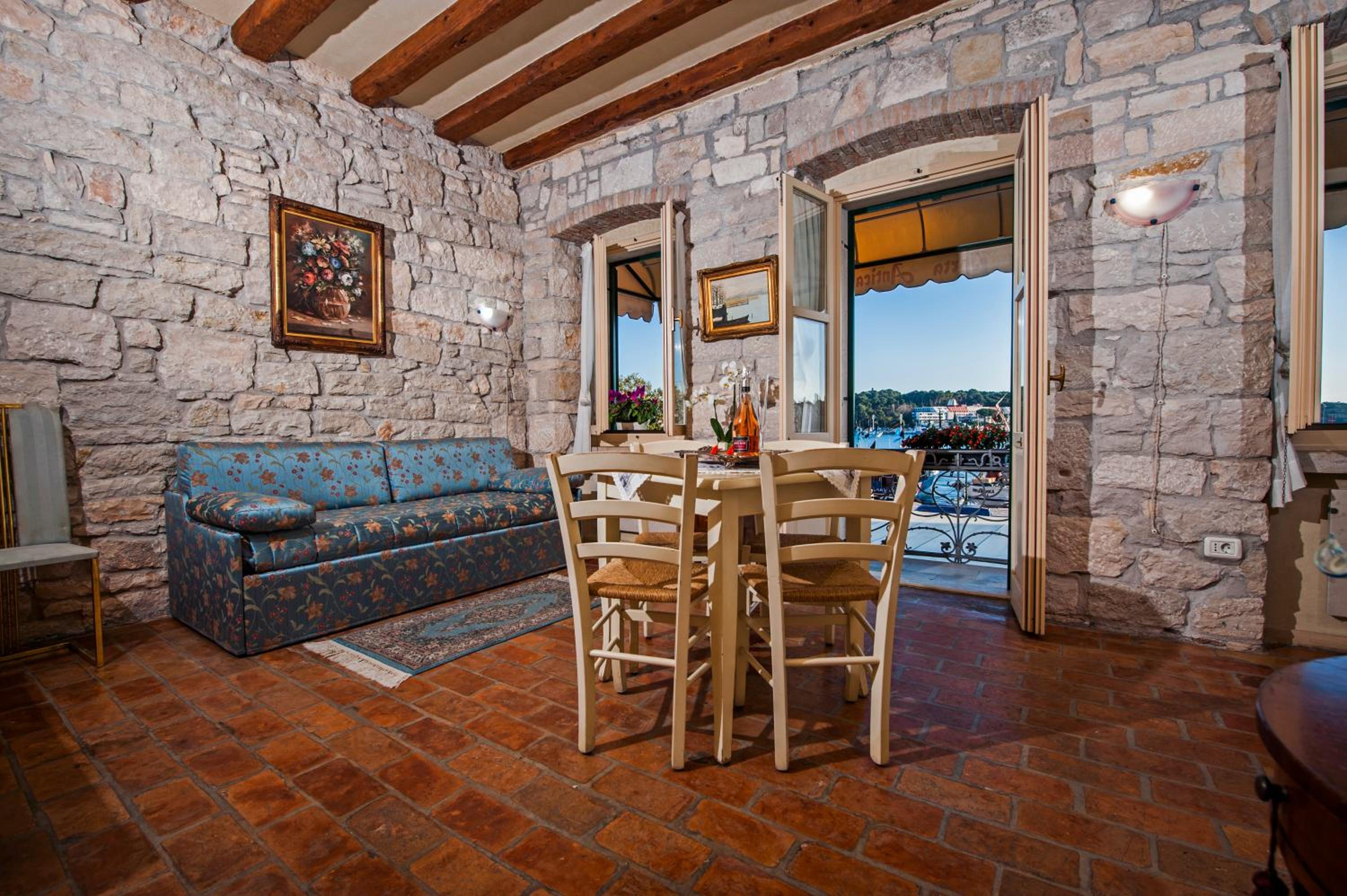 One-Bedroom Apartment with Sea View and Terrace - Photo 14