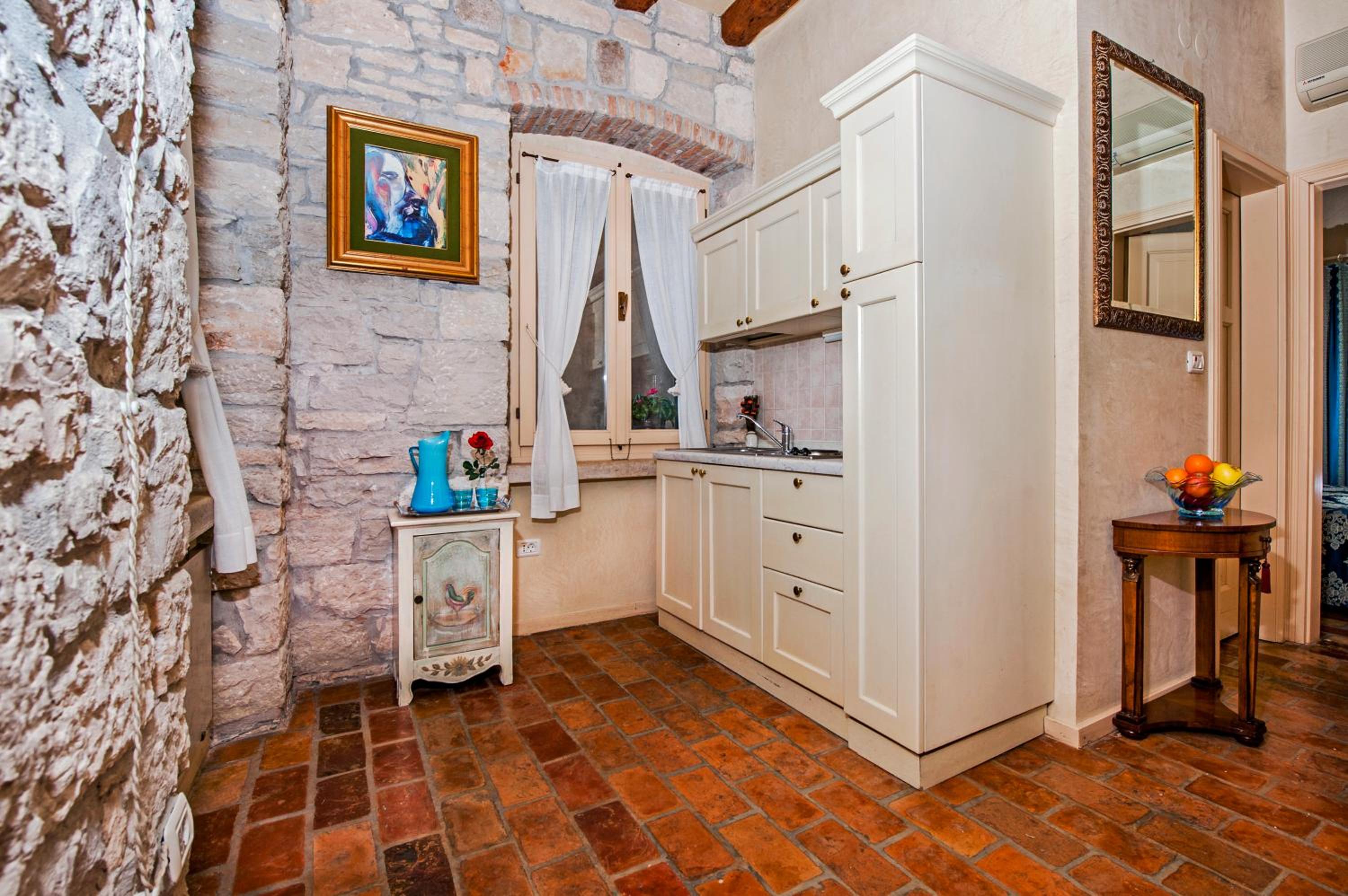 One-Bedroom Apartment with Sea View and Terrace - Photo 4