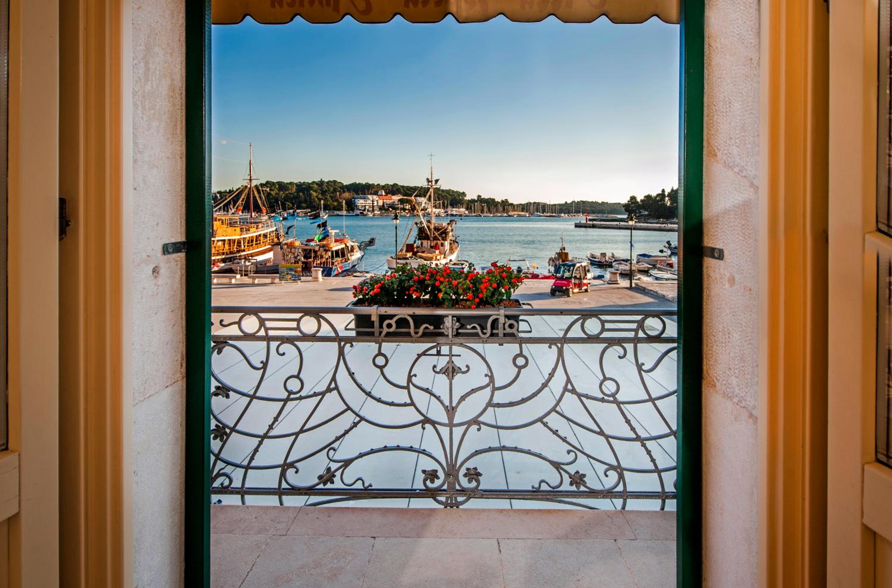 One-Bedroom Apartment with Sea View and Terrace - Photo 9