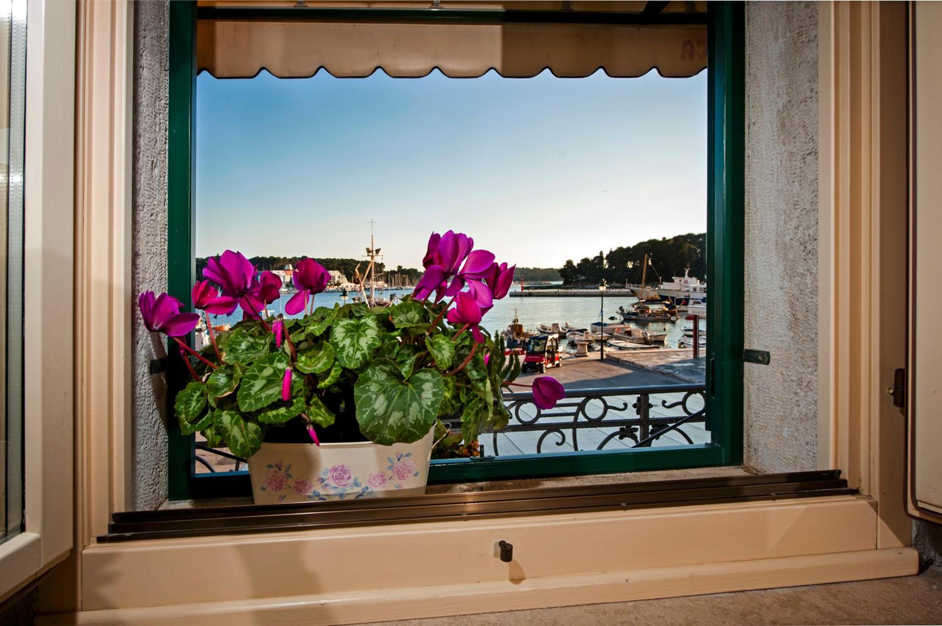 One-Bedroom Apartment with Sea View and Terrace - Photo 19