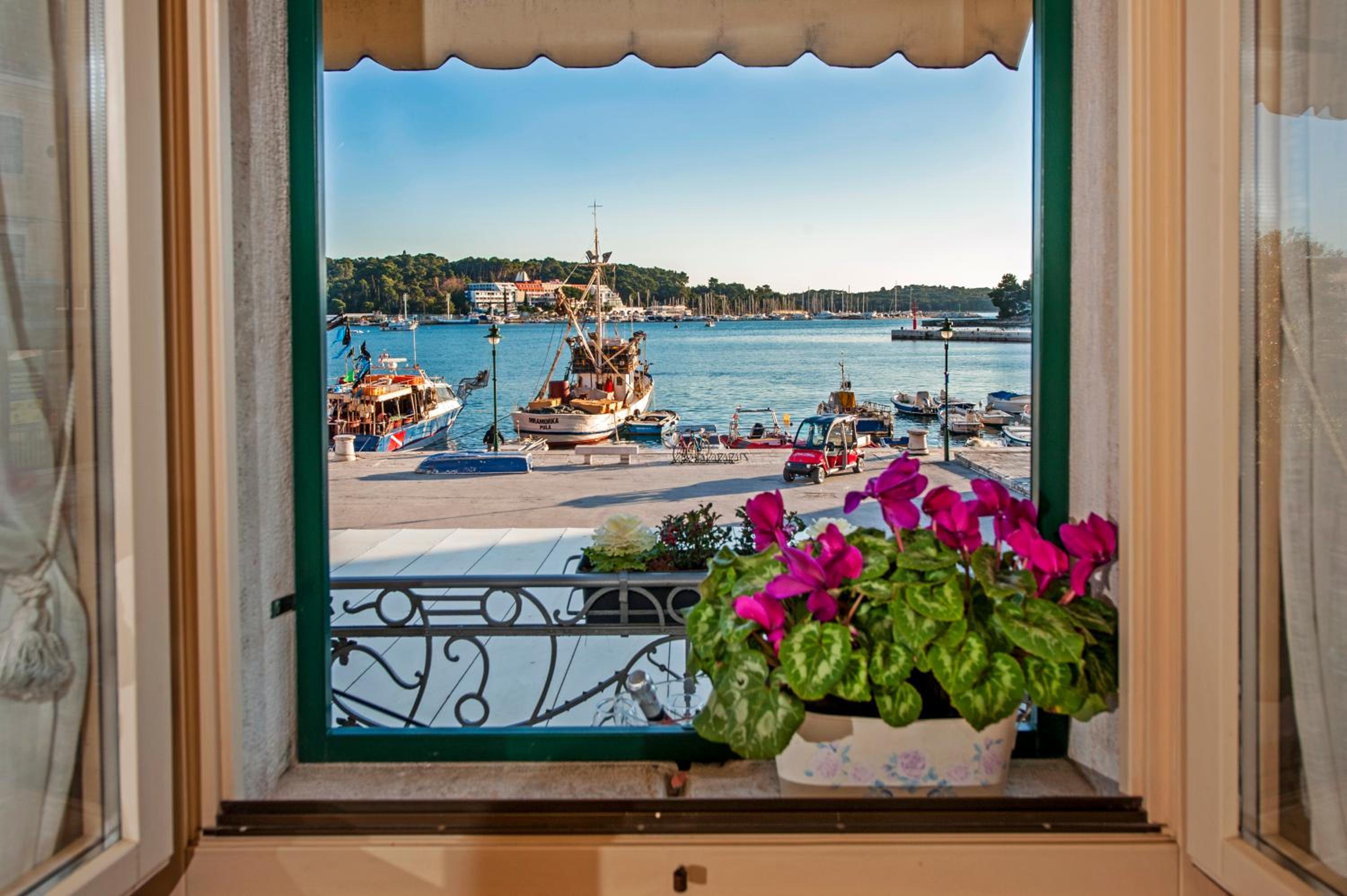 One-Bedroom Apartment with Sea View and Terrace - Photo 5