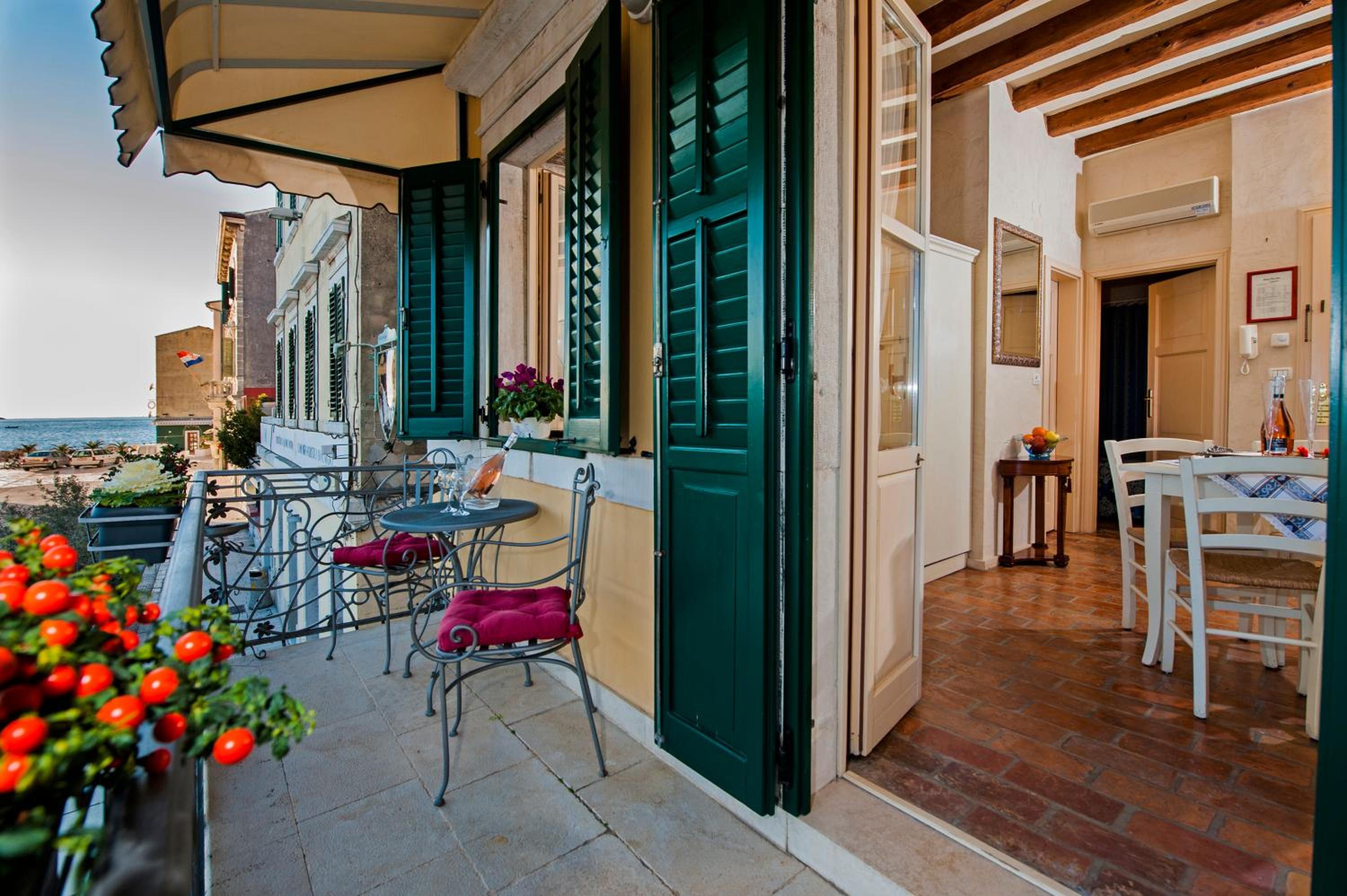 One-Bedroom Apartment with Sea View and Terrace - Photo 21