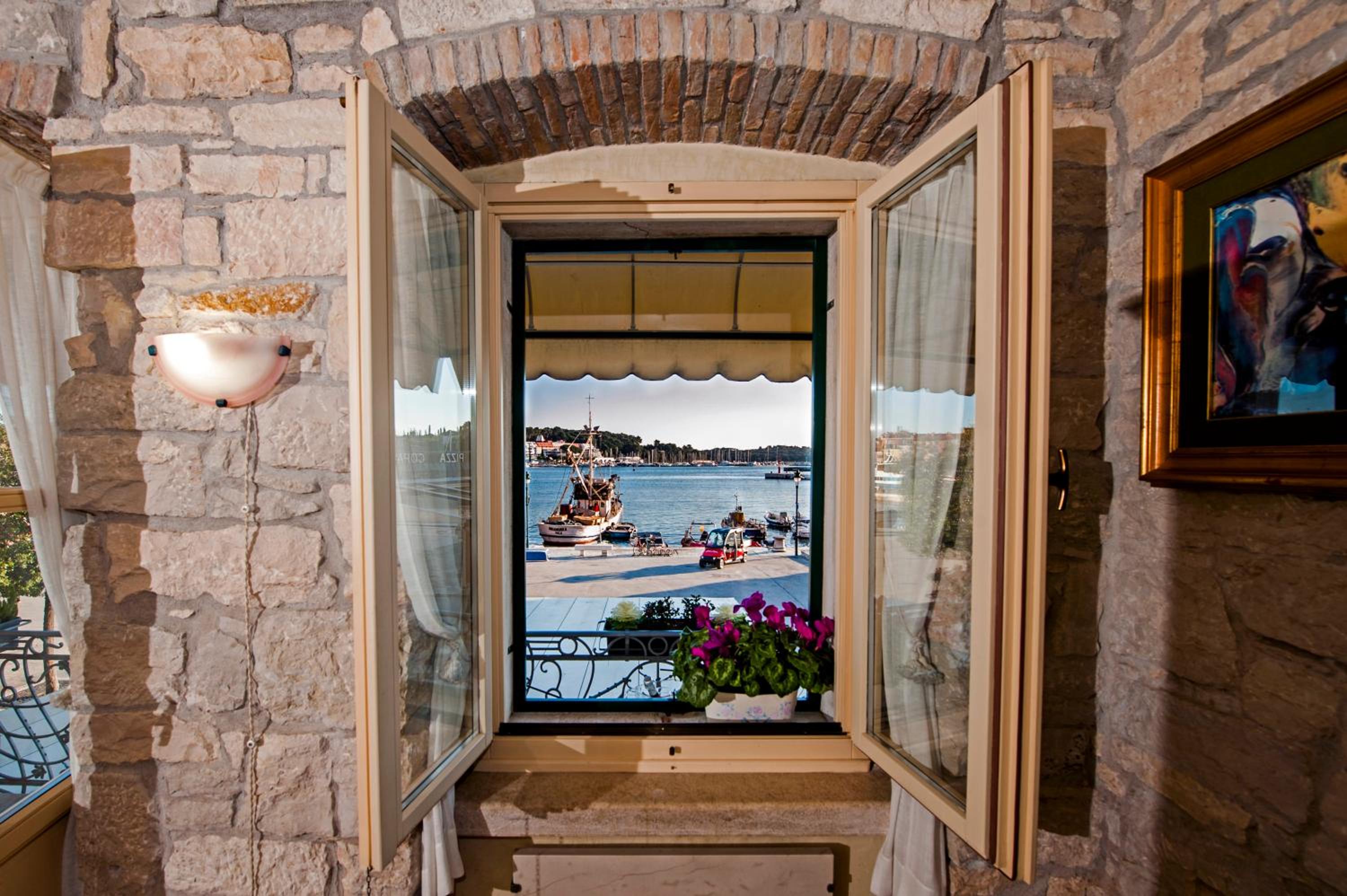 One-Bedroom Apartment with Sea View and Terrace - Photo 3