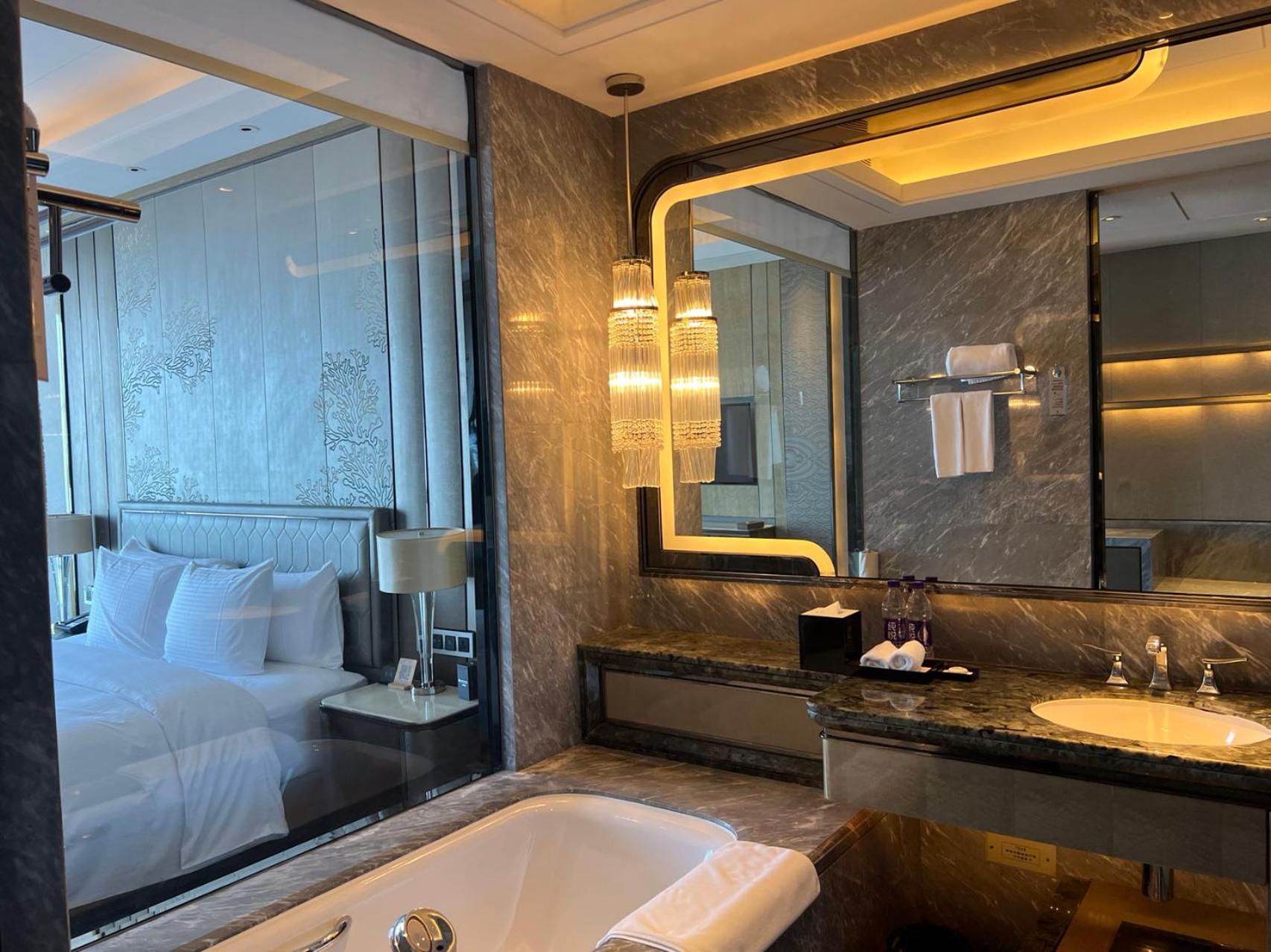 Deluxe Queen Room with City View photo 3