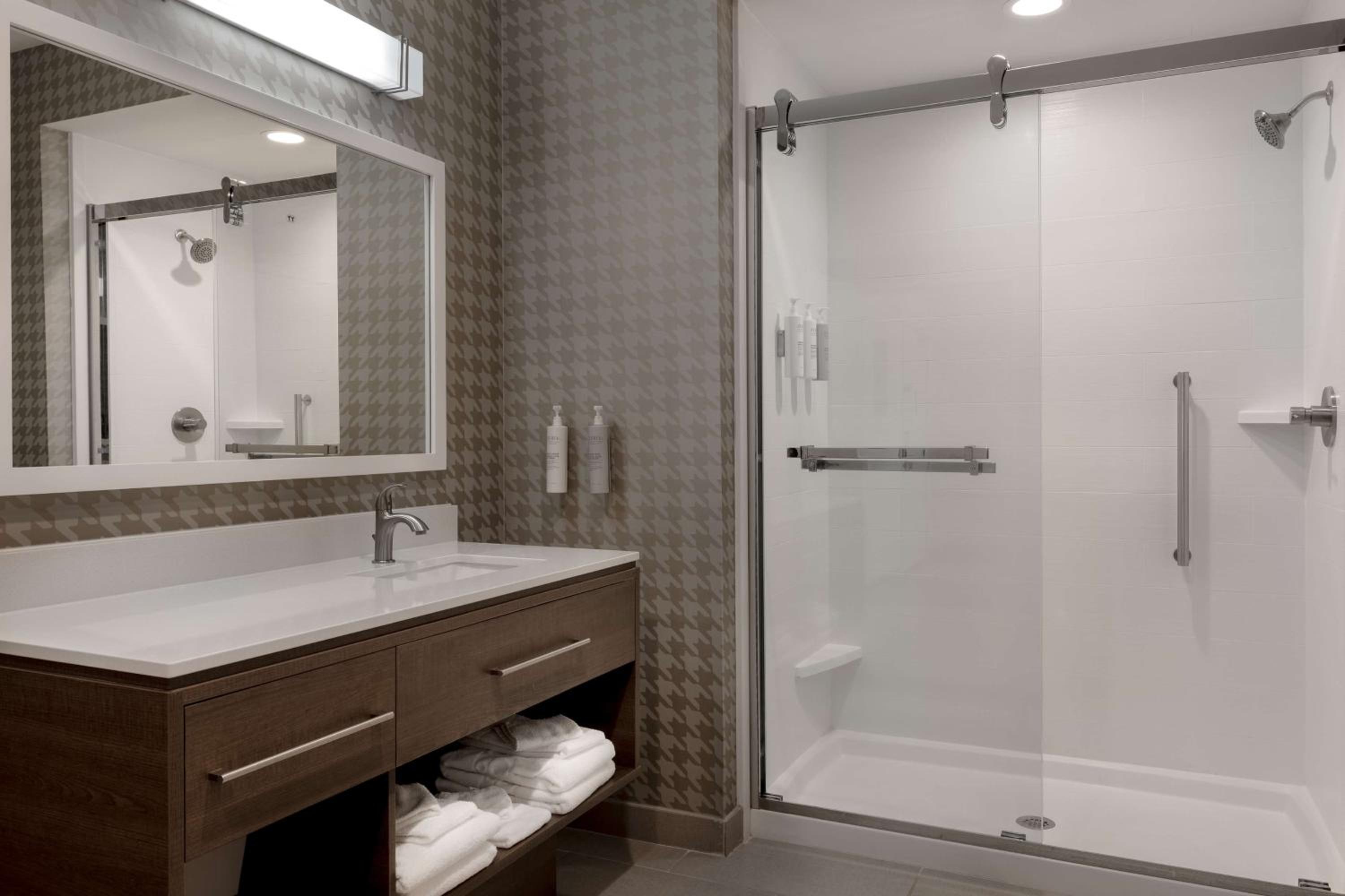 Studio Suite with Two Queen Beds - Photo 2