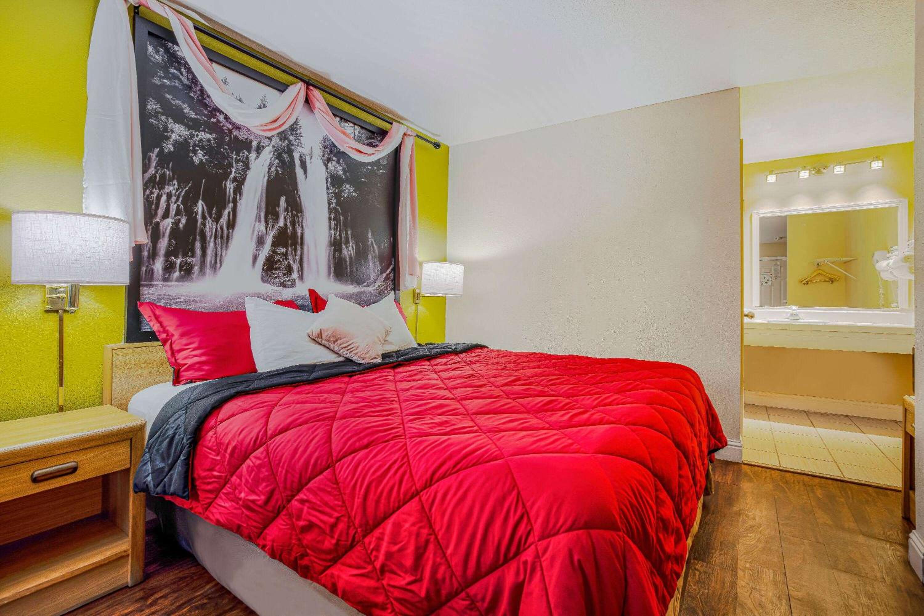 Honeymoon Suite - Non-Smoking photo 2