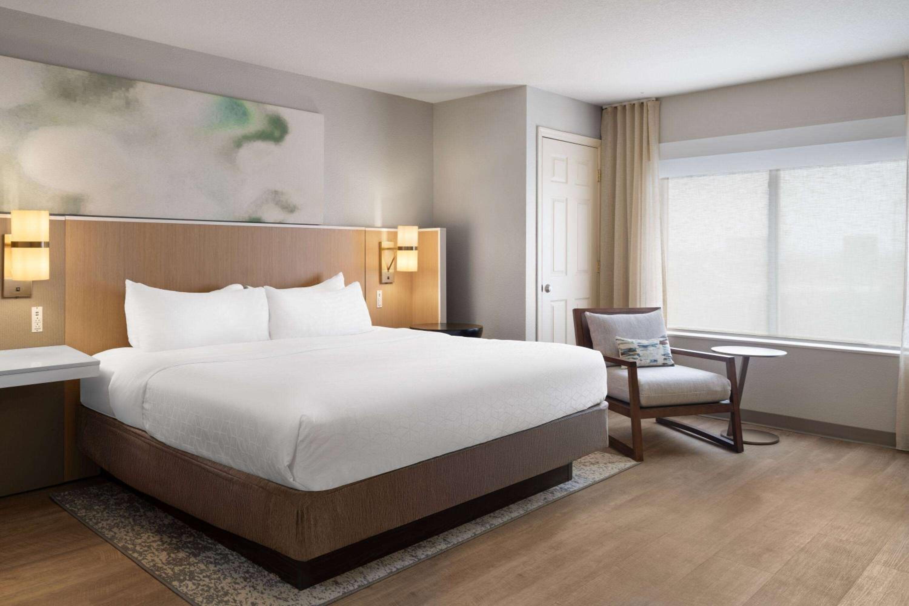 King Room - Non-Smoking - Photo 2