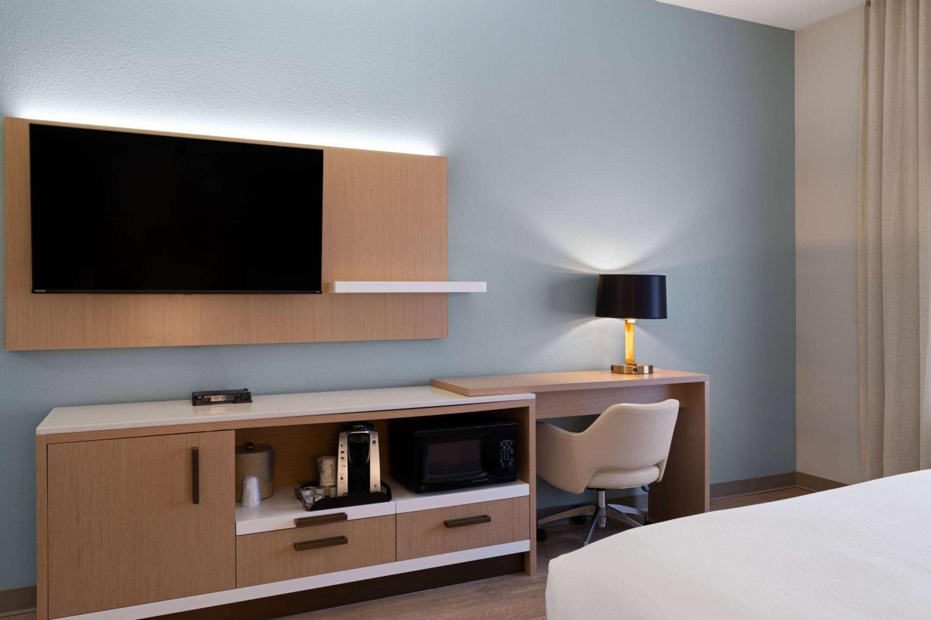 Queen Room with Two Queen Beds - Non-Smoking - Photo 2