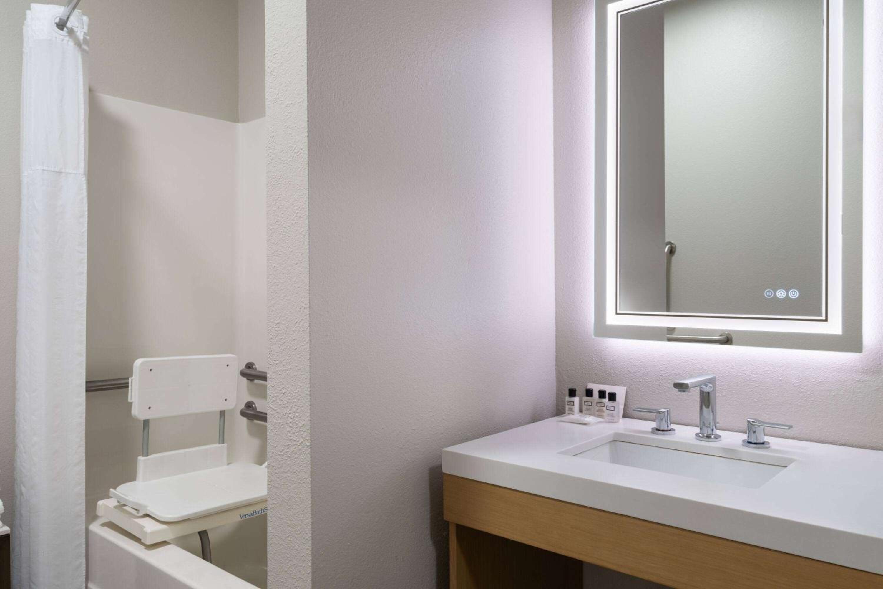 Queen Room with Two Queen Beds and Bath Tub - Mobility Accessible/Non-Smoking - Photo 3