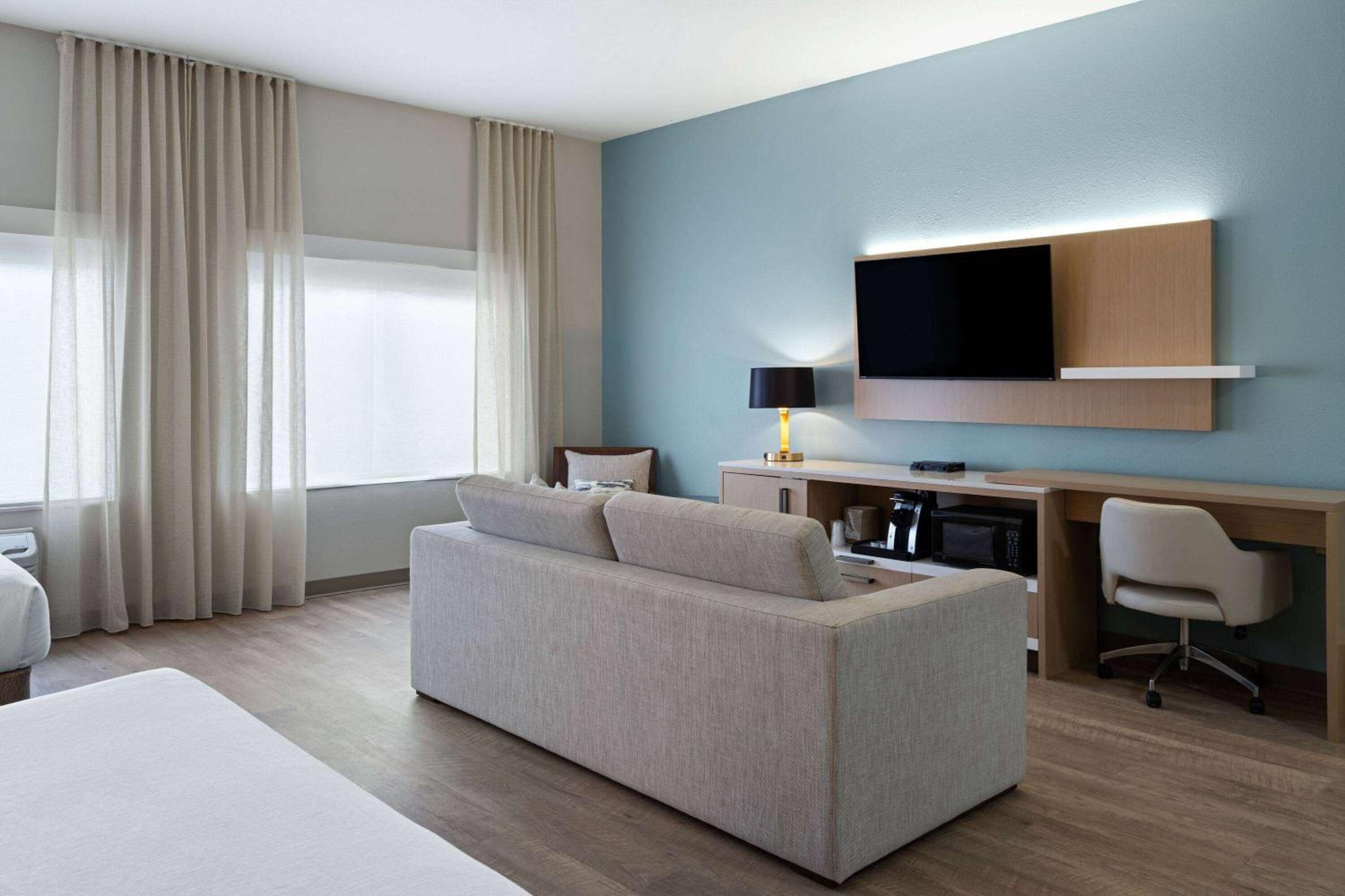 Queen Room with Two Queen Beds and Bath Tub - Mobility Accessible/Non-Smoking - Photo 2