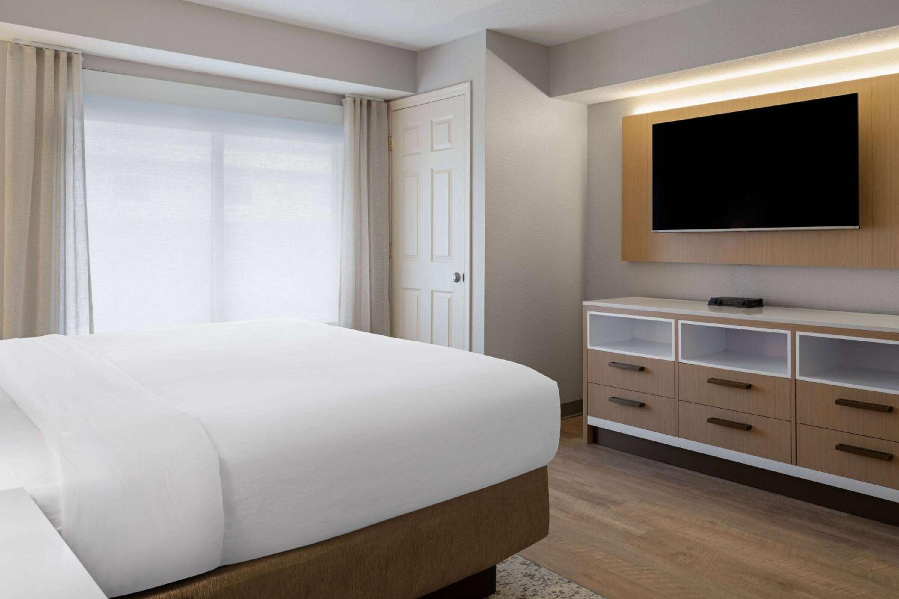 King Suite with Hot Tub - Non-Smoking - Photo 4