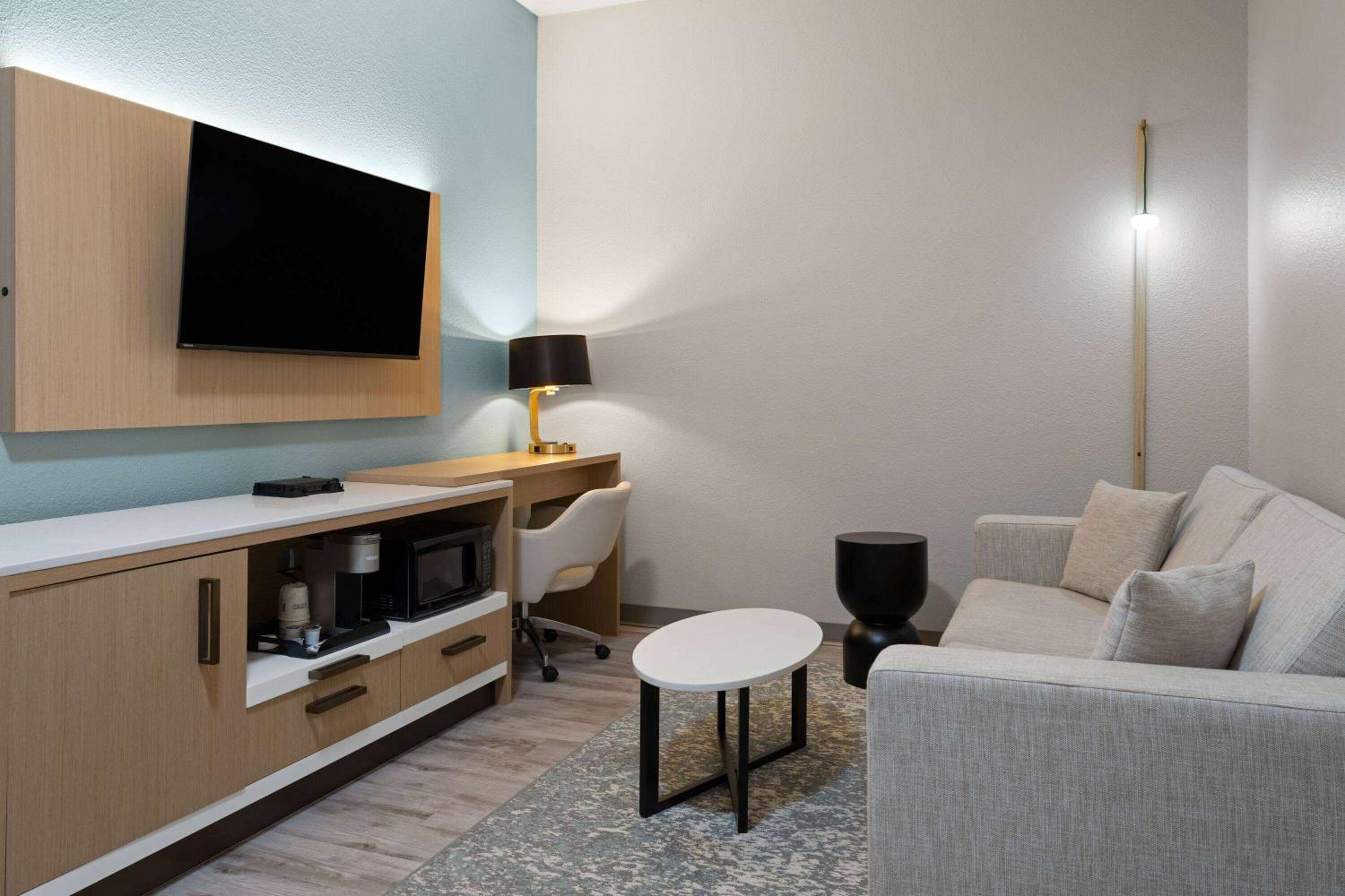 One-Bedroom Suite with Two Queen Beds - Non-Smoking - Photo 2