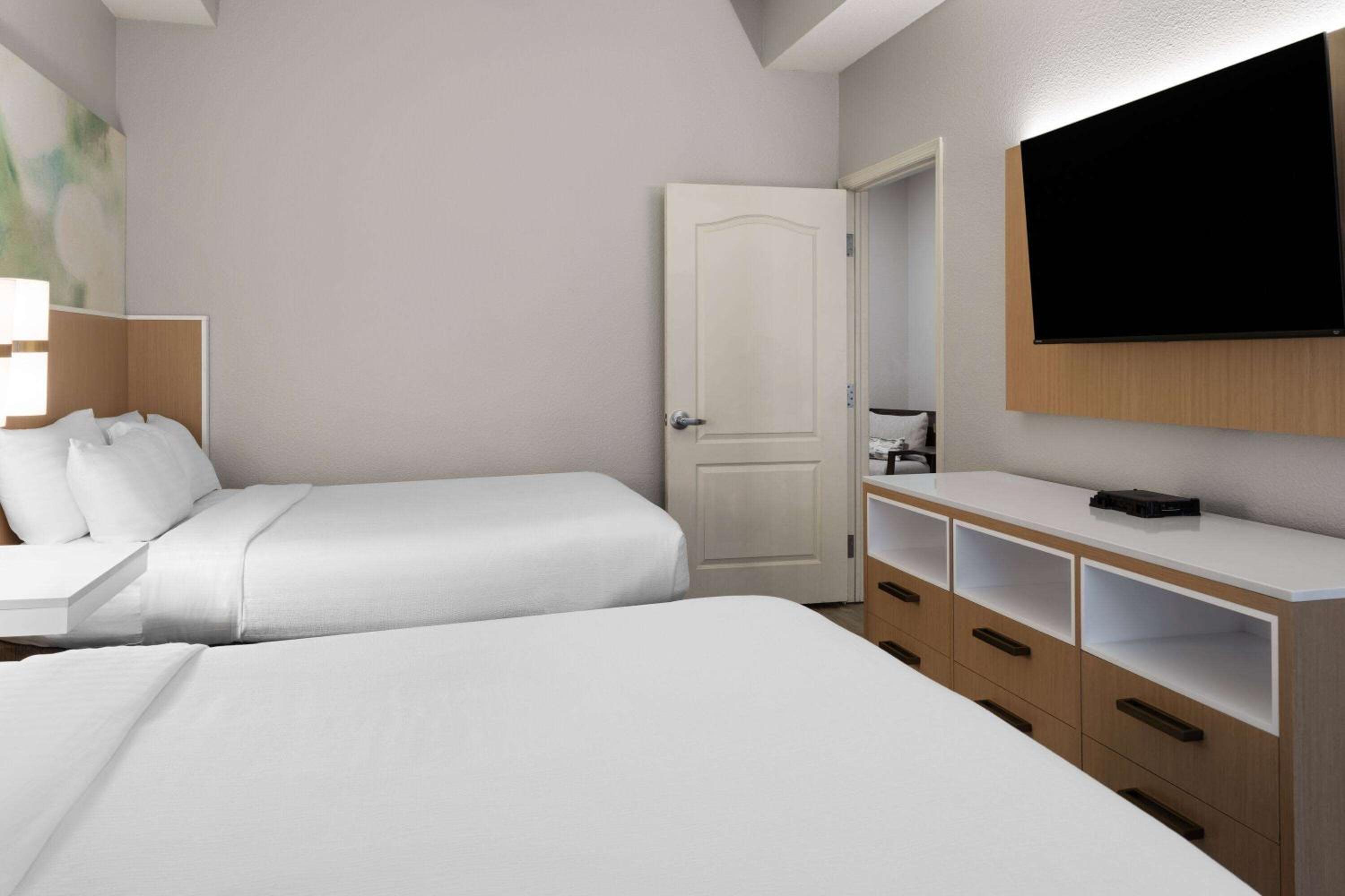 One-Bedroom Suite with Two Queen Beds - Non-Smoking - Photo 3