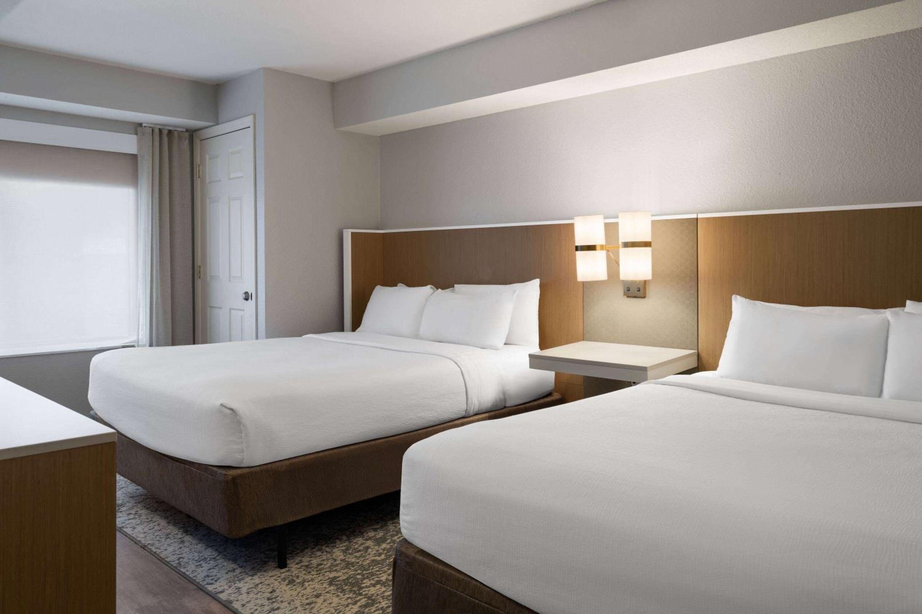 Queen Room with Two Queen Beds - Non-Smoking - Photo 4