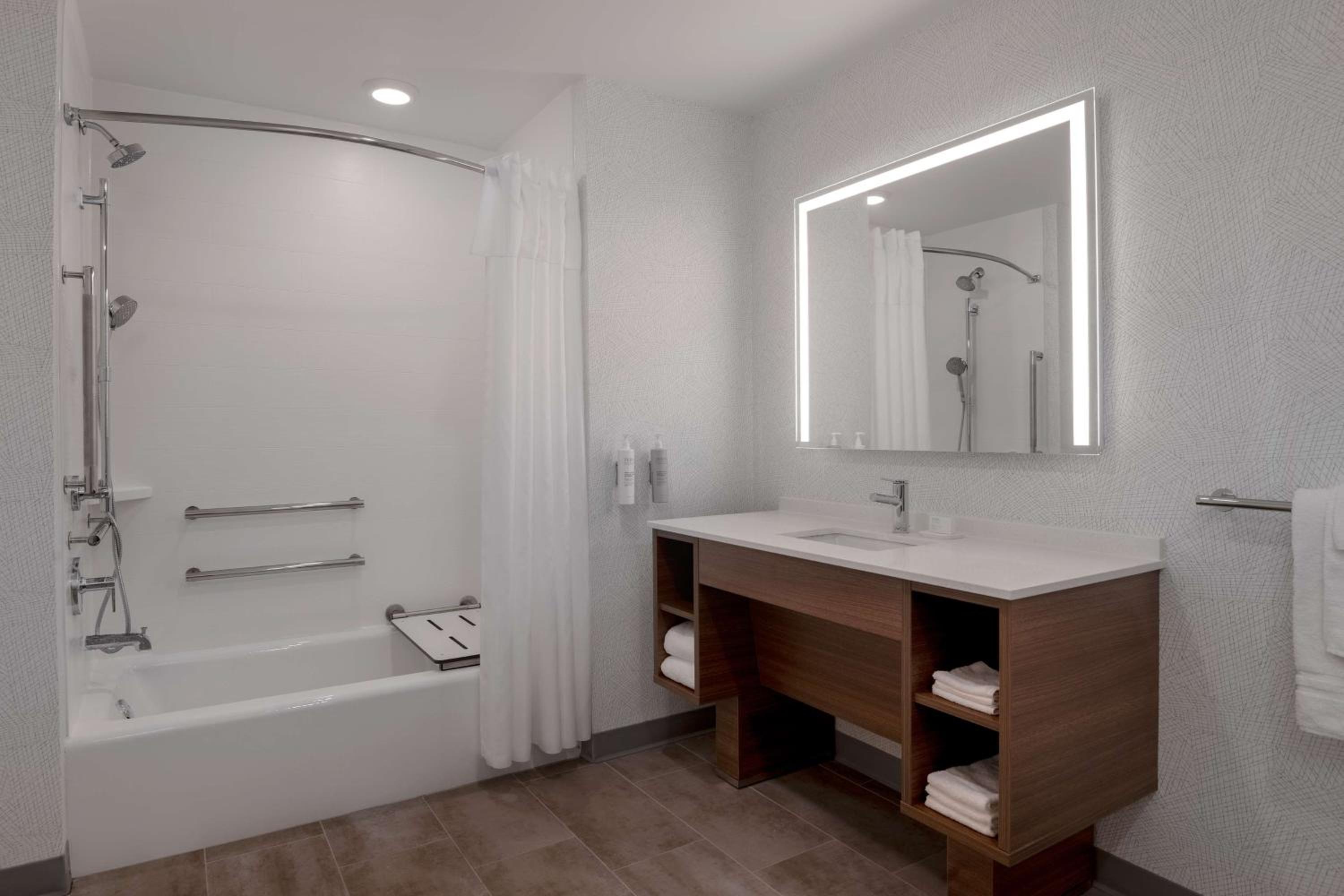 One-Bedroom King Suite with Bath Tub - Mobility Accessible photo 2
