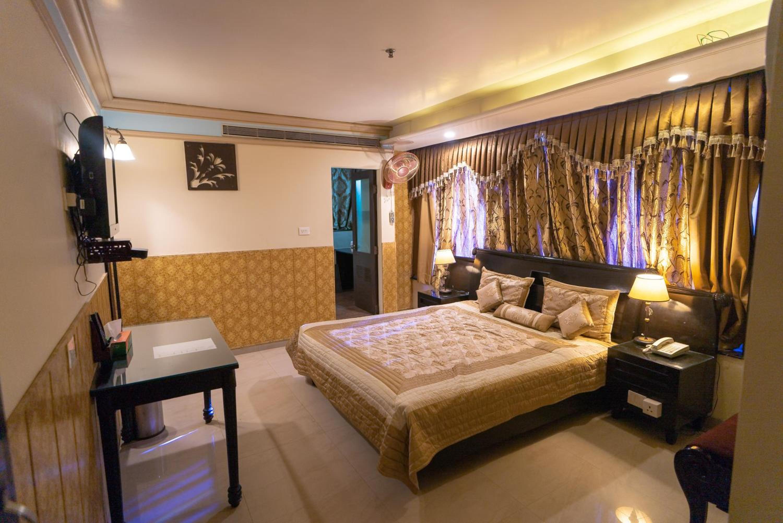 Queen Room photo 1