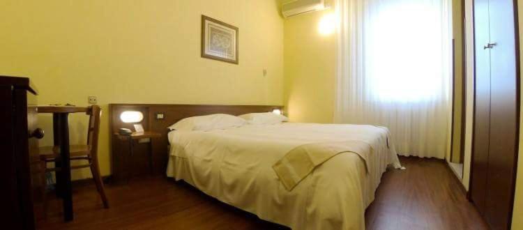 Standard Double or Twin Room - Photo 8