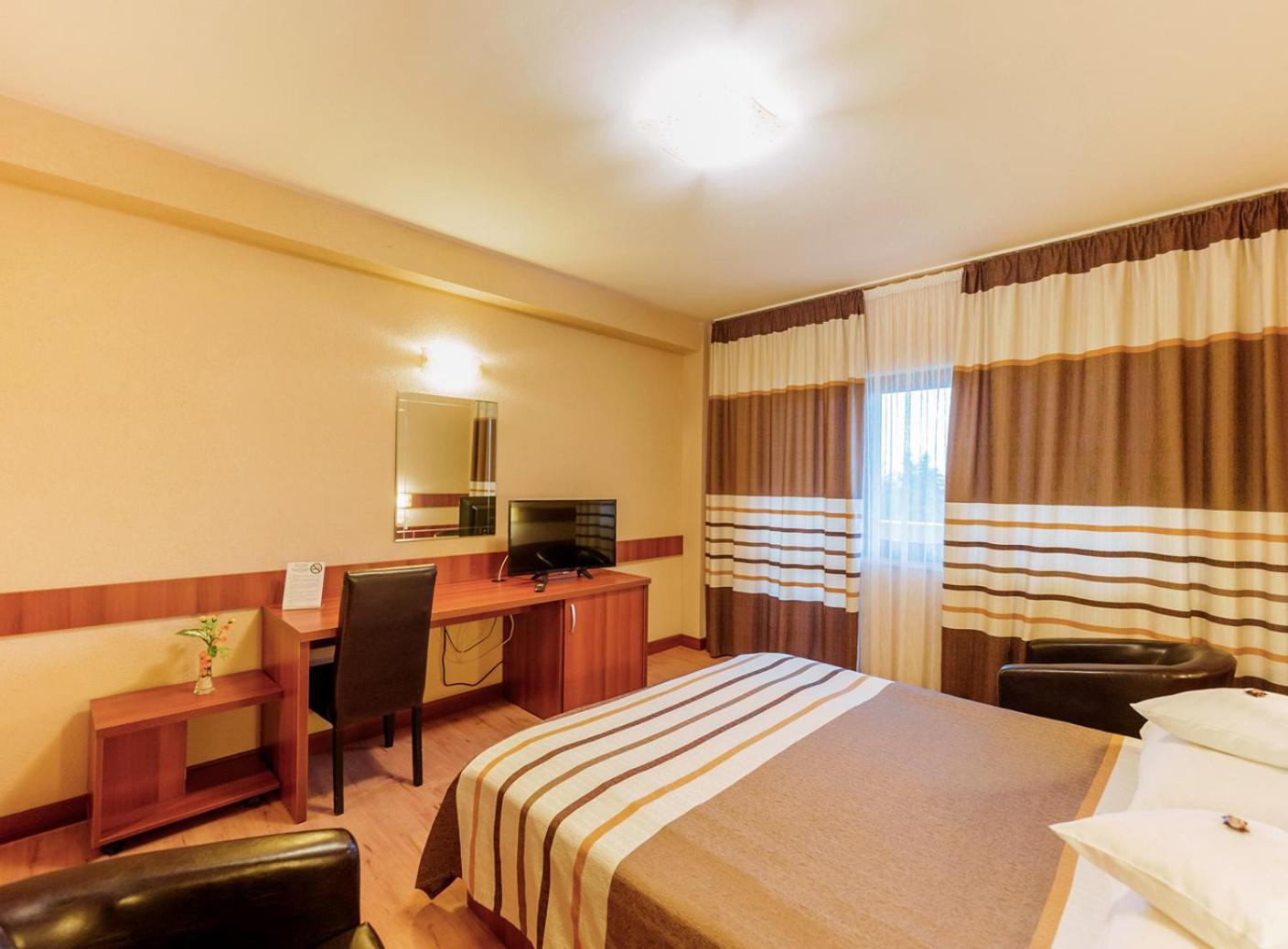 Queen Room with Balcony - Photo 3