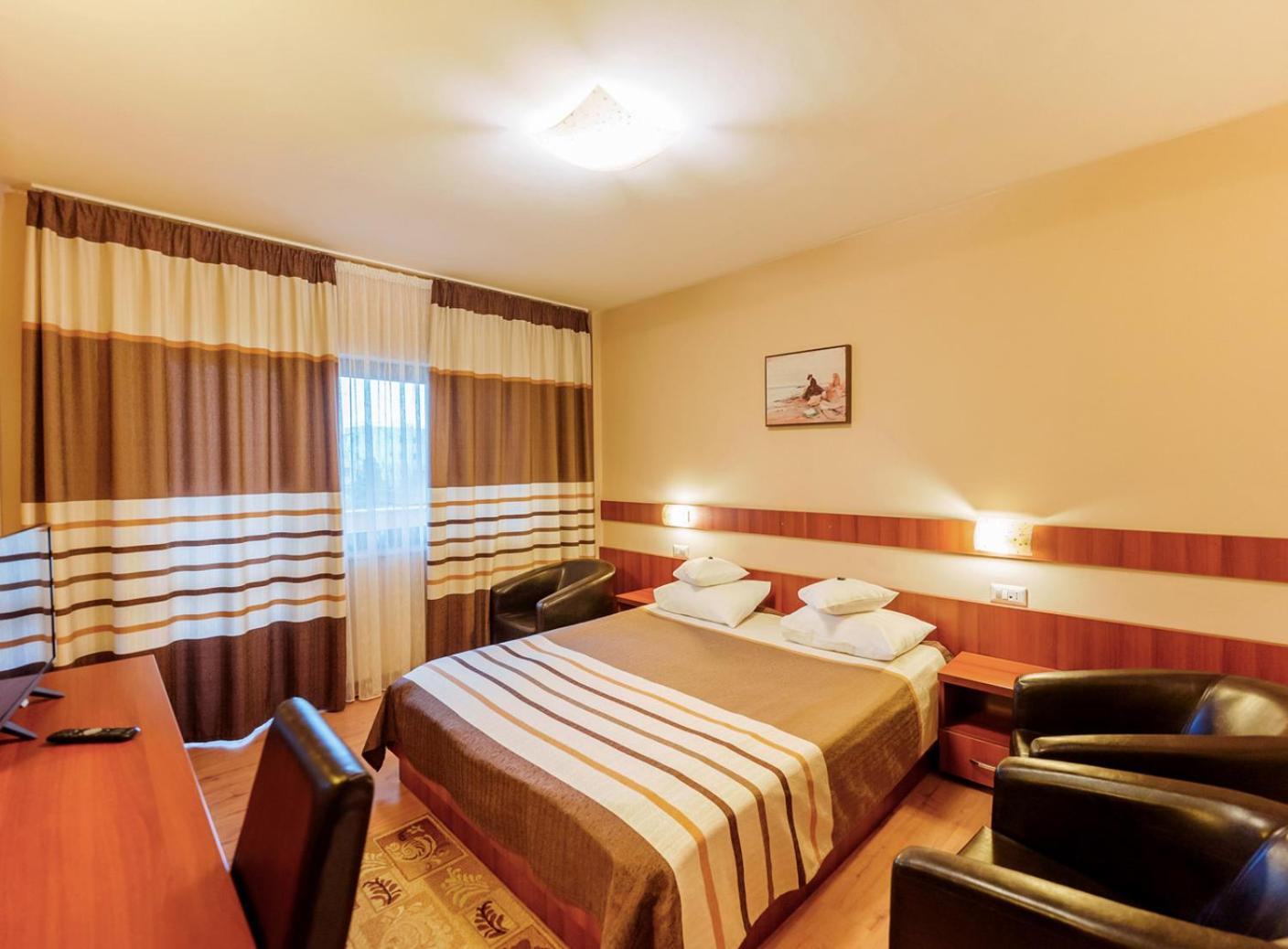 Queen Room with Balcony - Photo 4