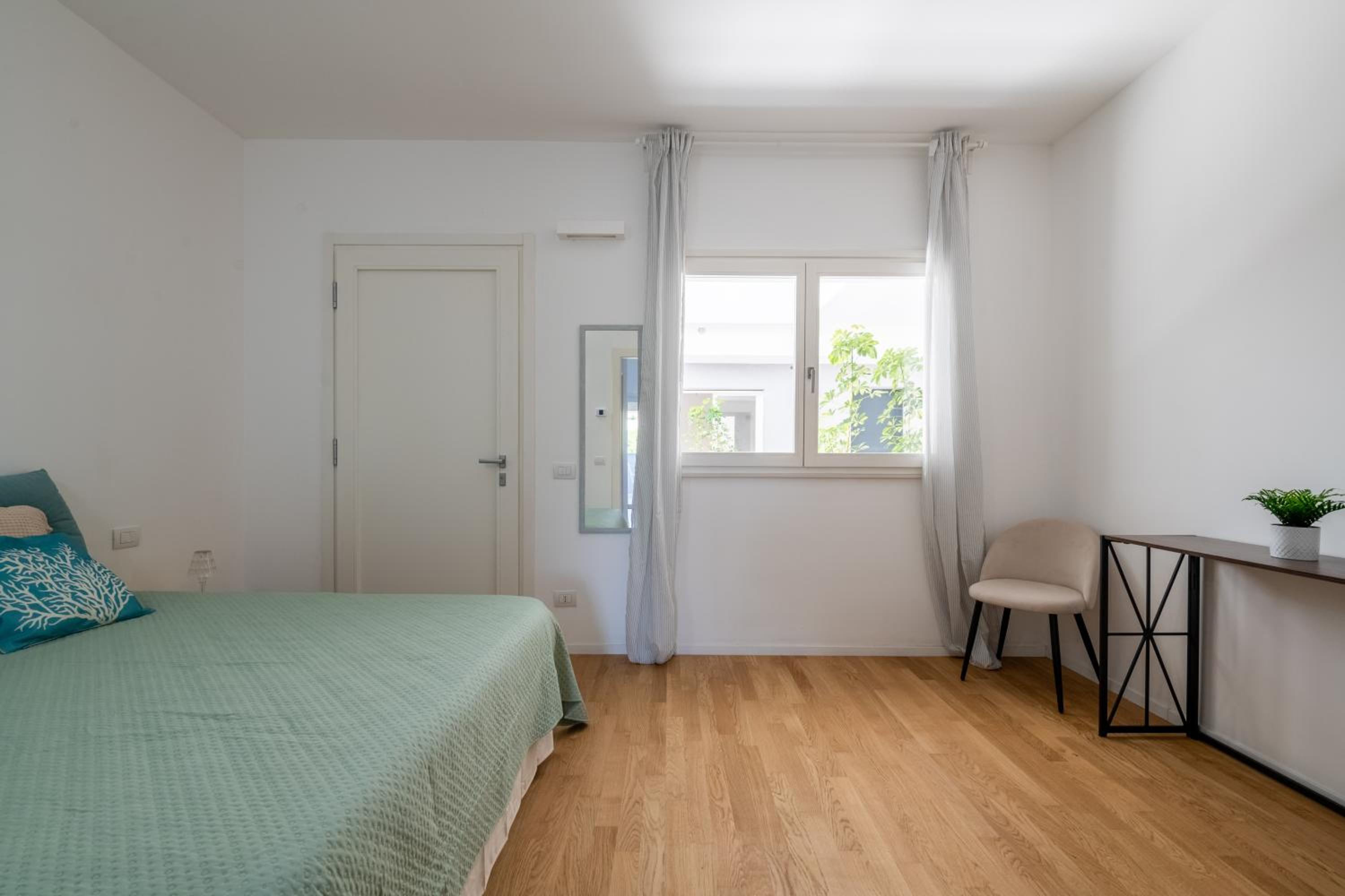 Deluxe One-Bedroom Apartment