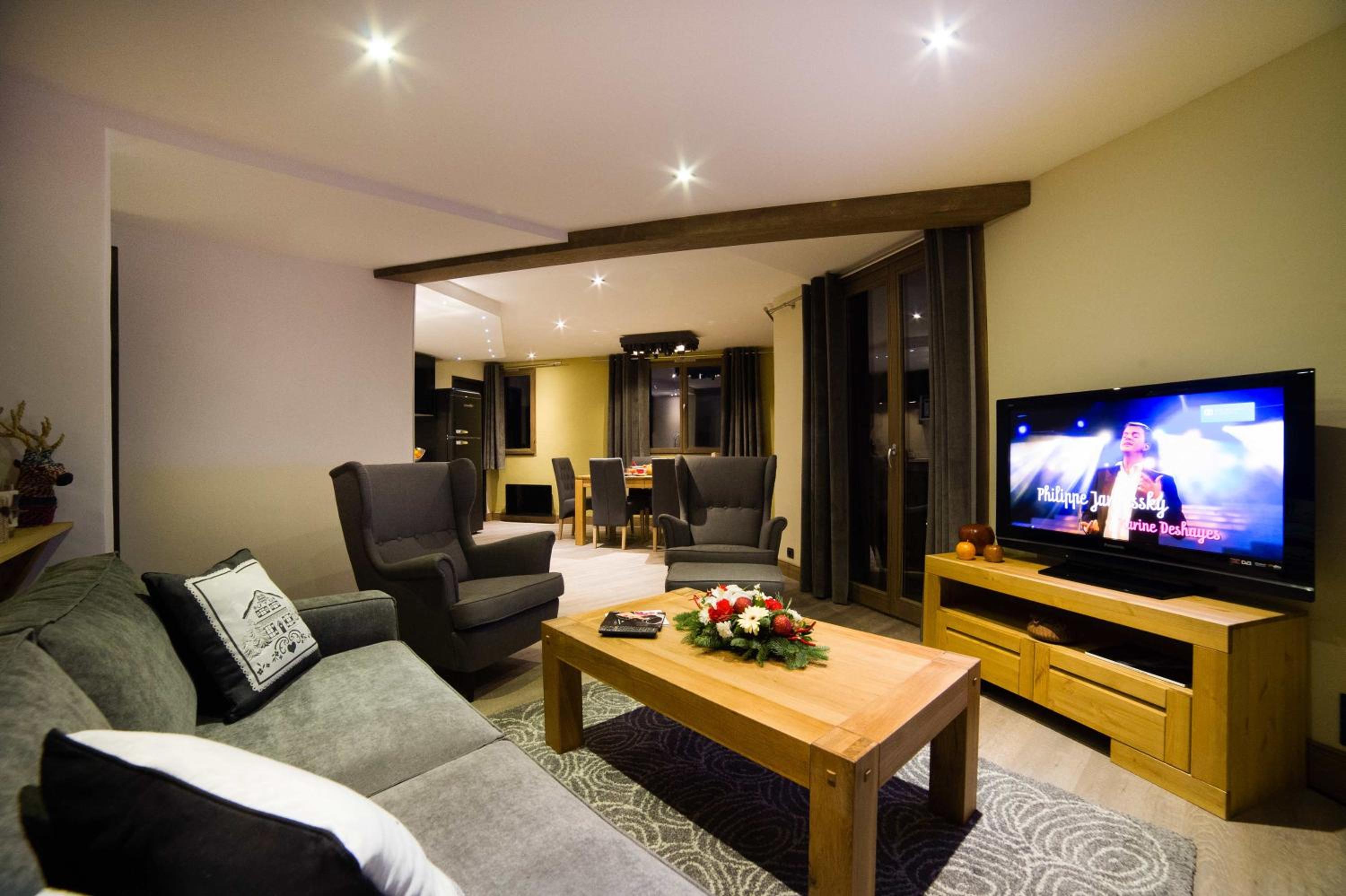 Two-Bedroom Apartment with Mountain View
