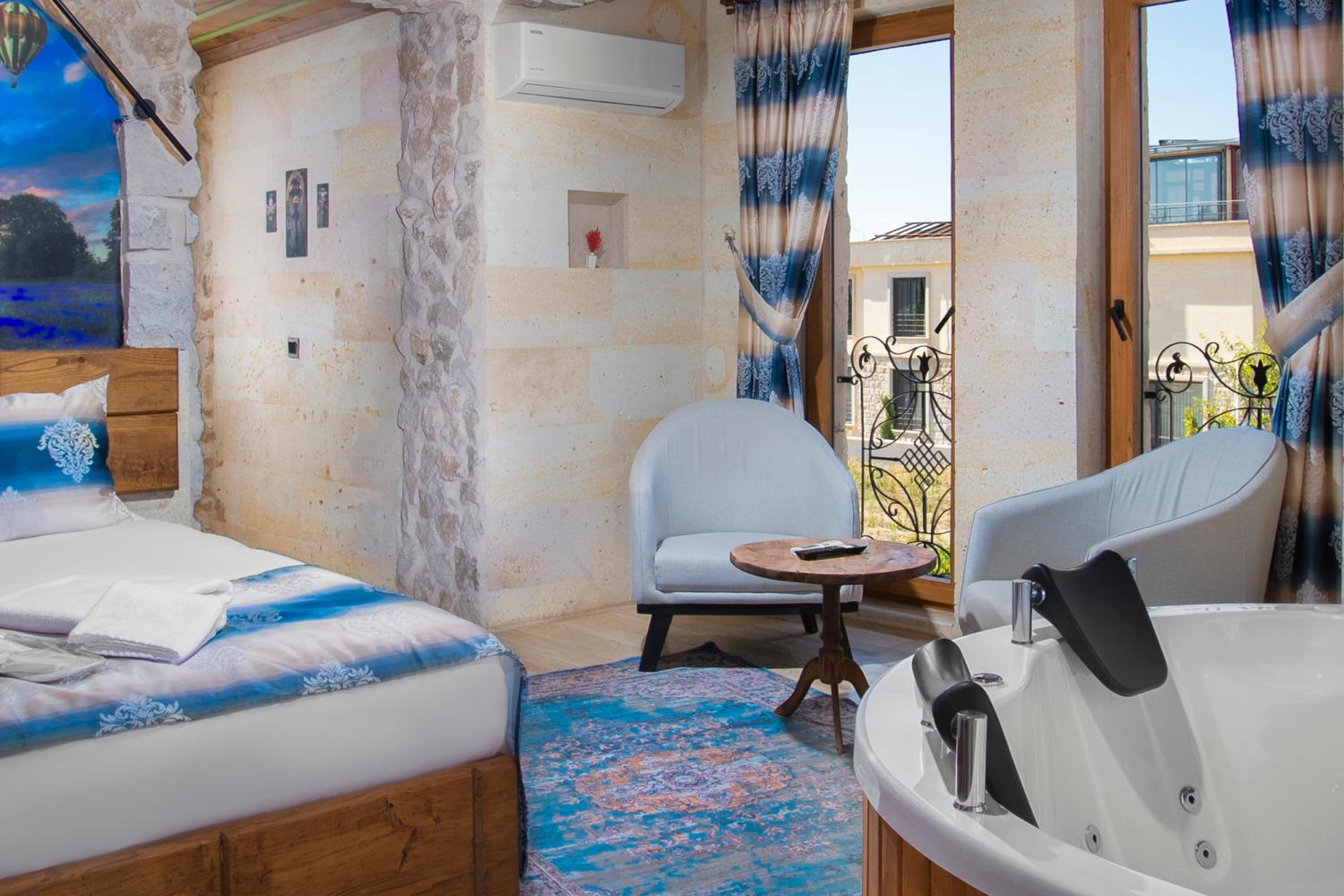 King Suite with Spa Bath photo 3