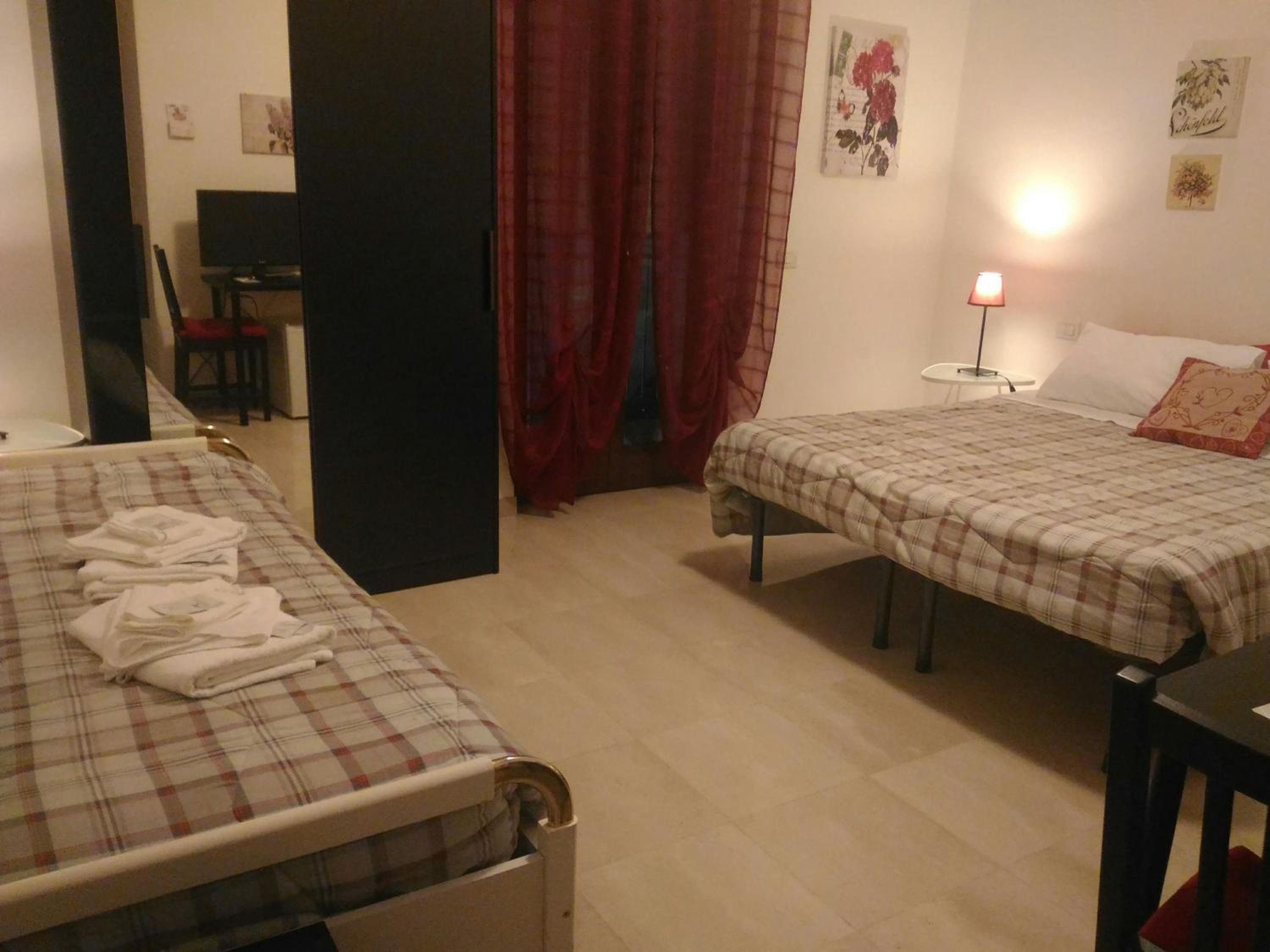Quadruple Room with Private Bathroom - Photo 2