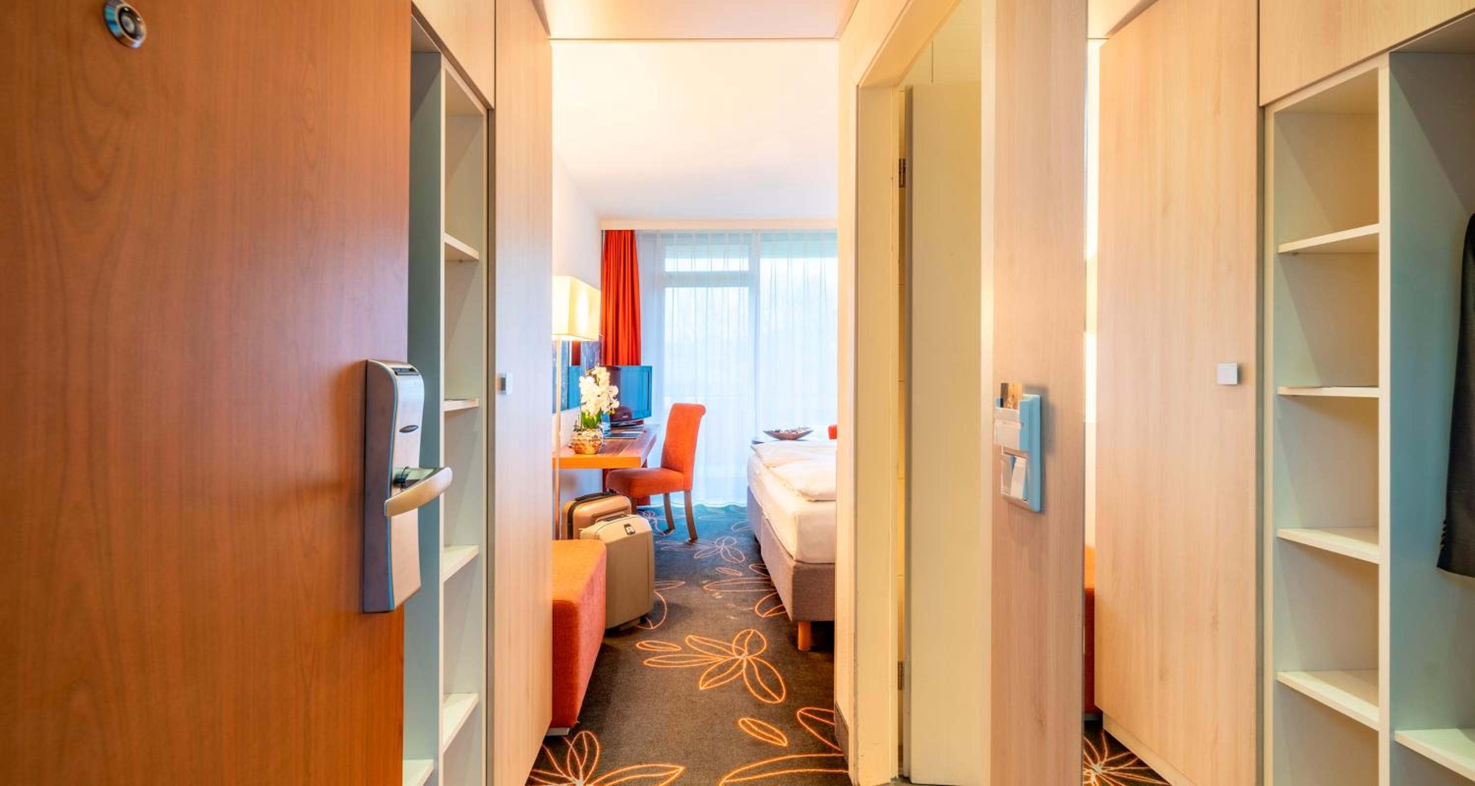 Double Room with Balcony - Photo 4