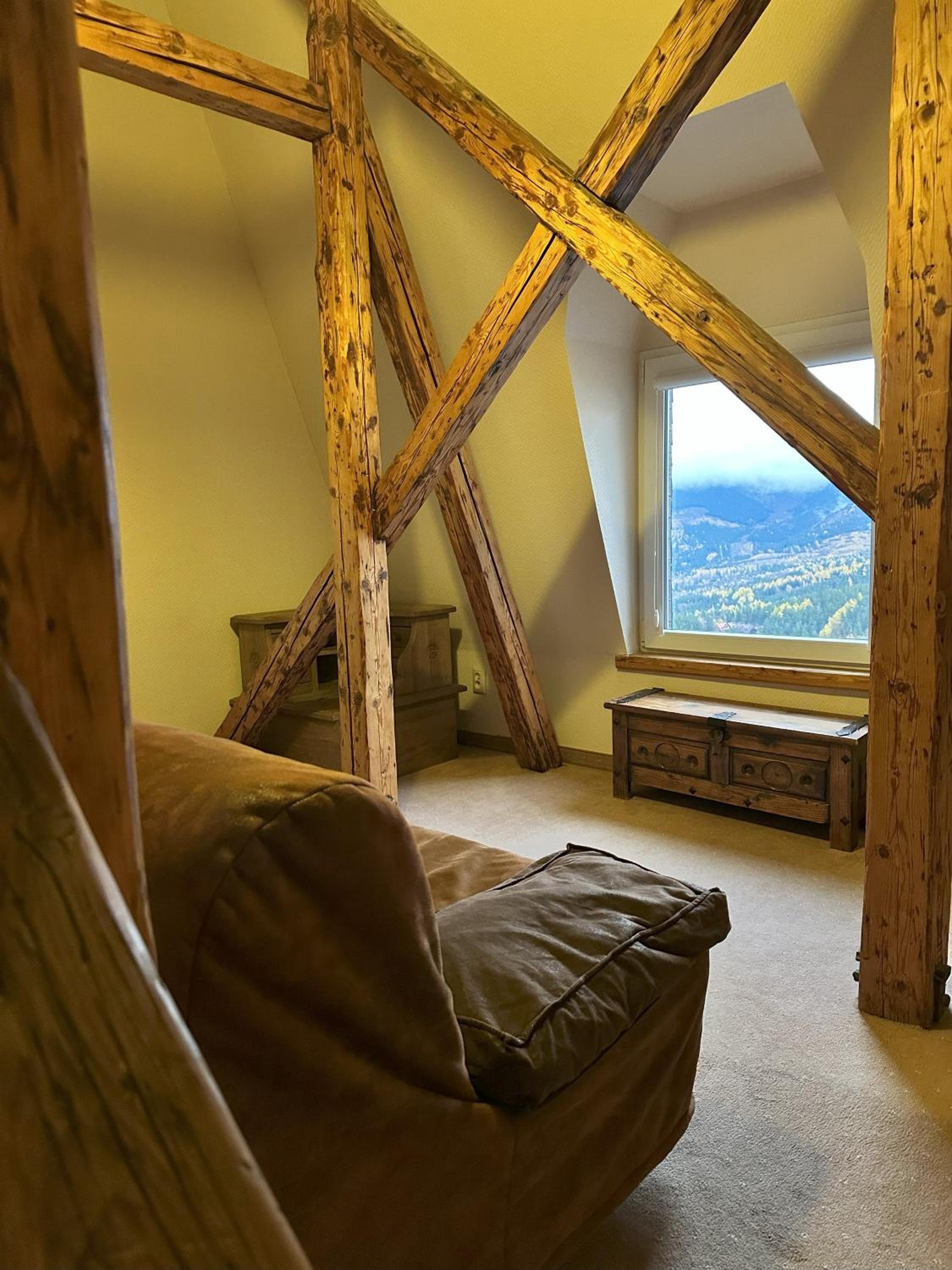 Apartment with Mountain View - Photo 9