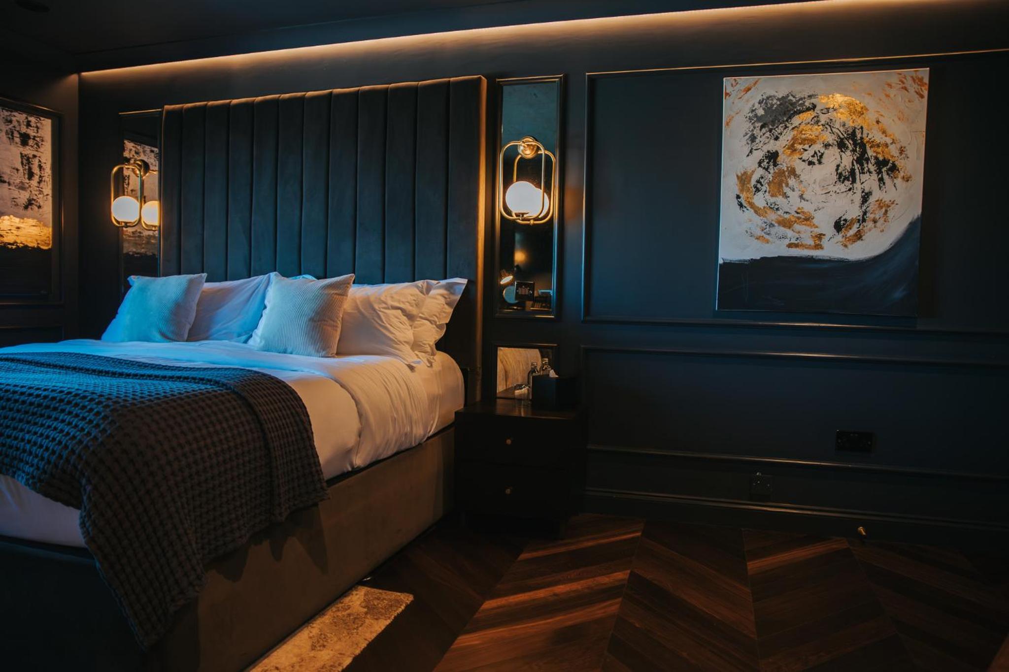 Deluxe King Room - Photo 2