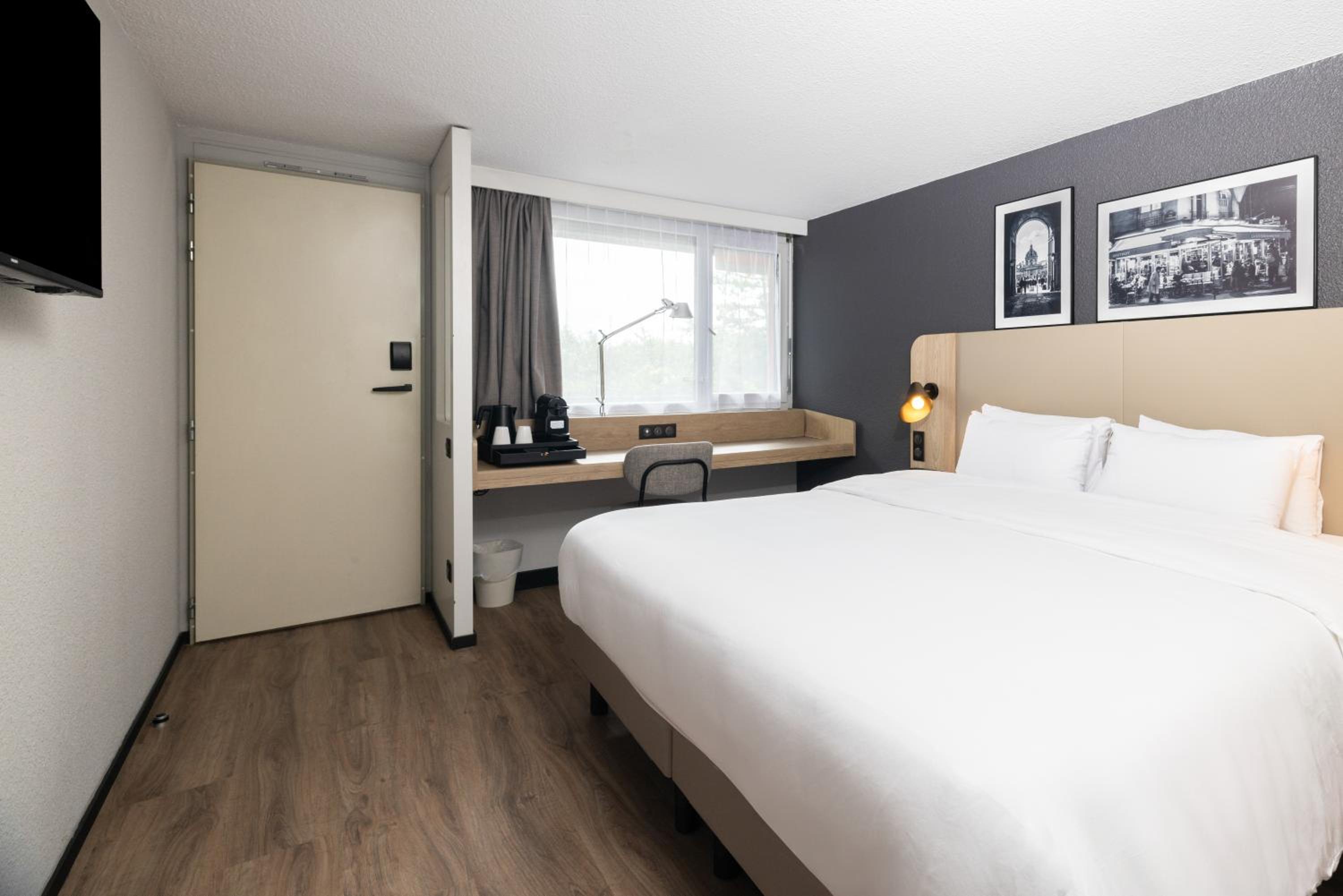 Superior Room - 1 King Bed - Photo 2