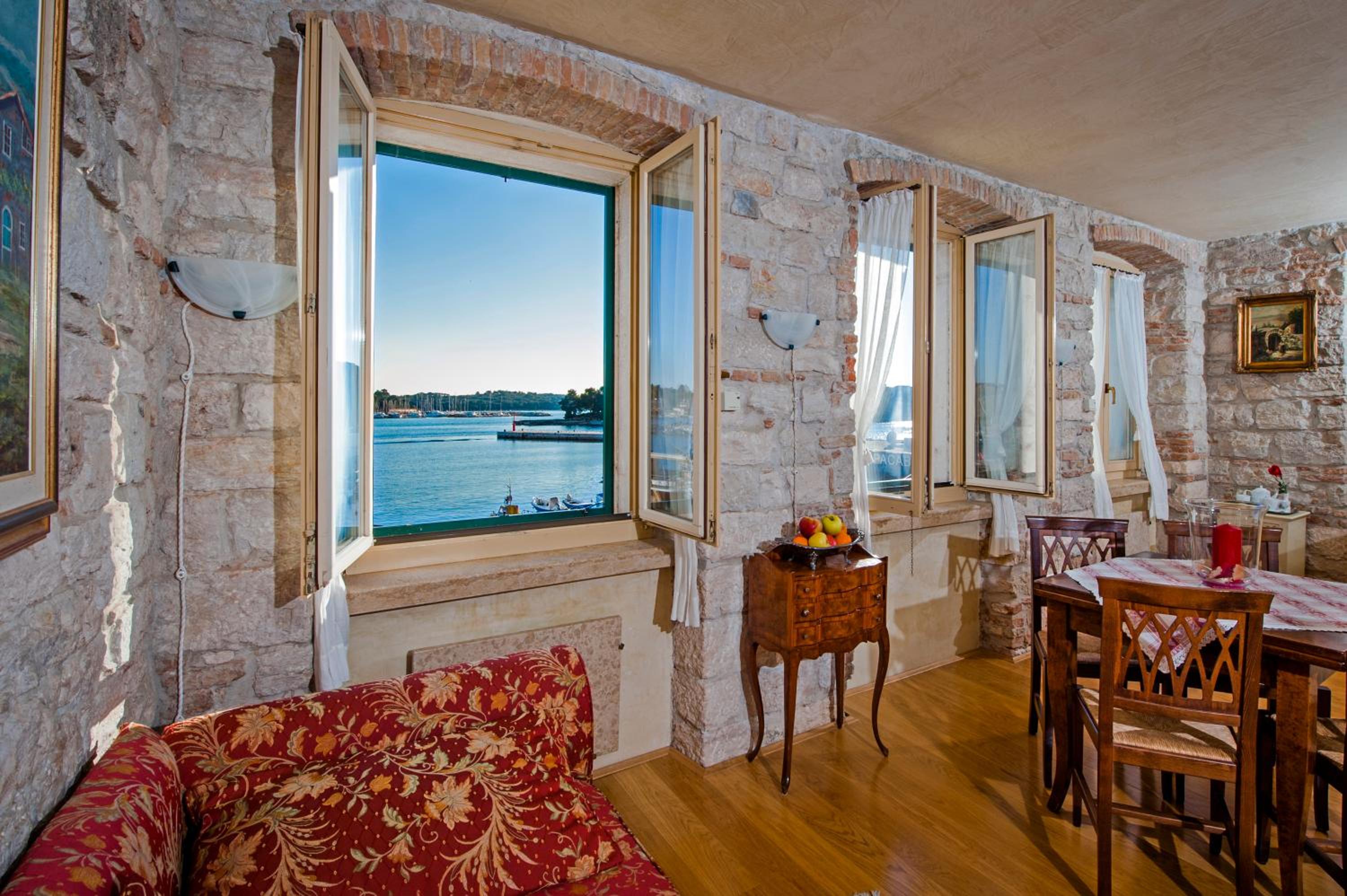 One-Bedroom Apartment with Sea View - Photo 10
