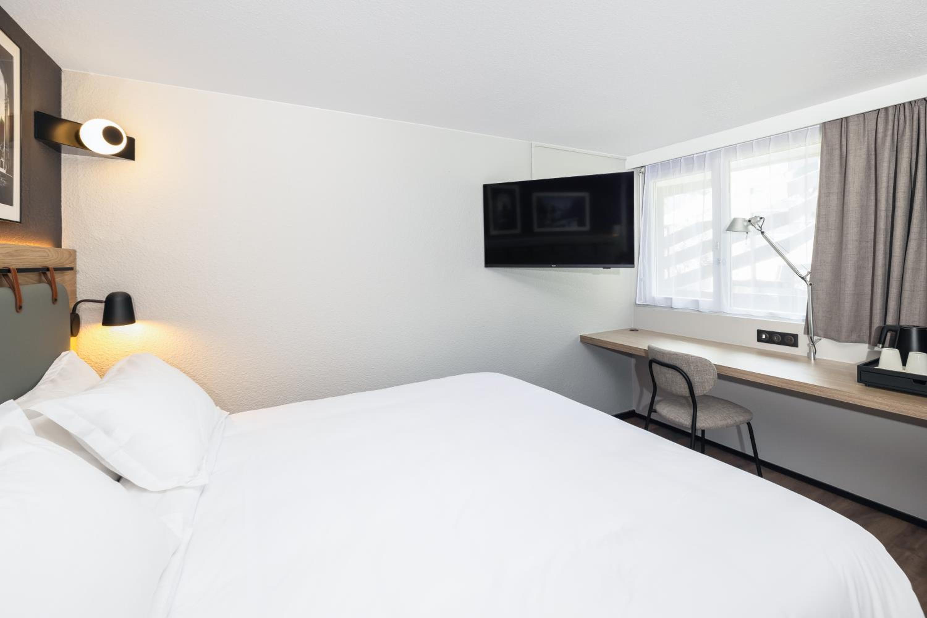 Superior Room - 1 King Bed - Photo 4