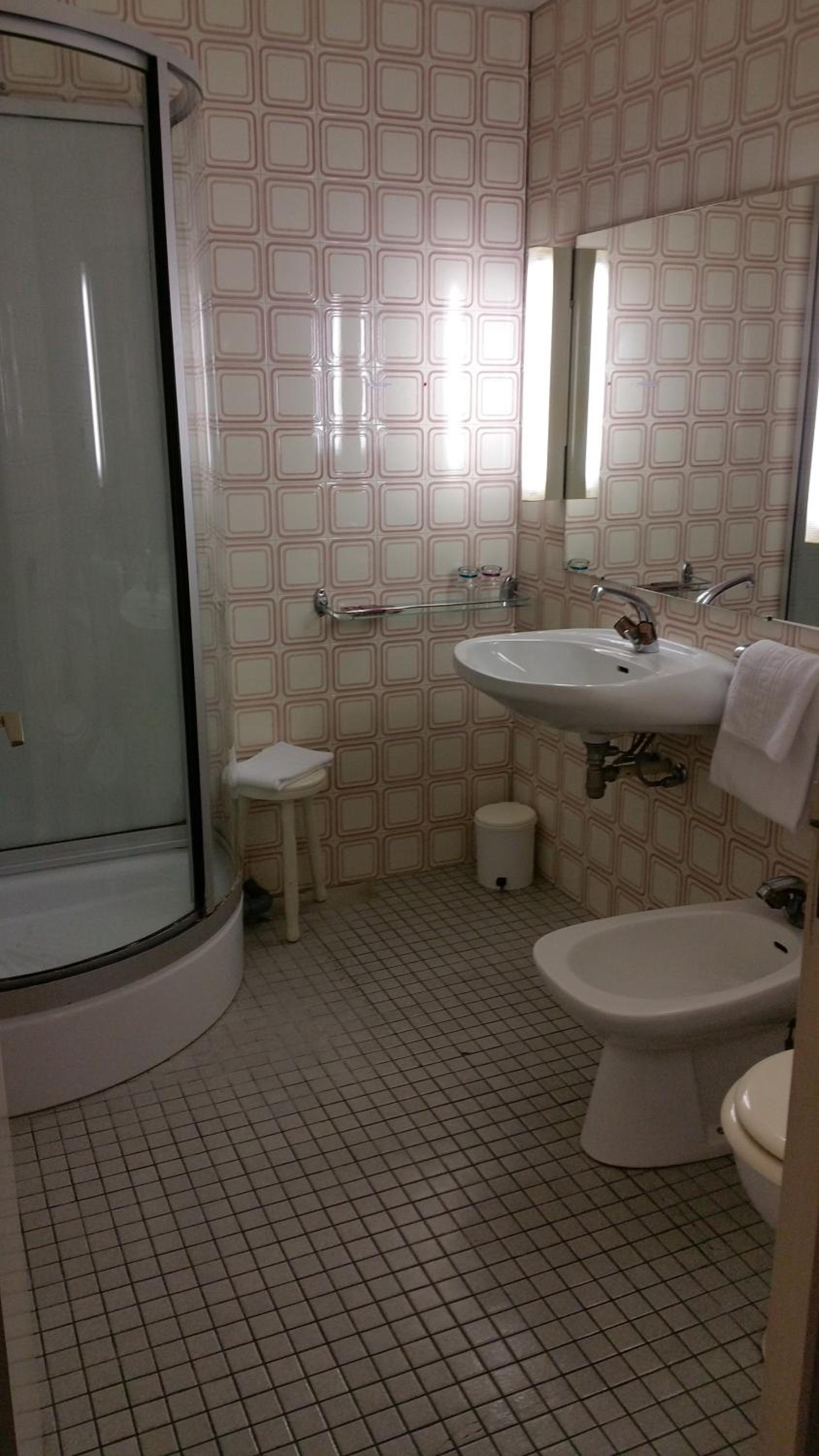 Classic Twin Room - Photo 2