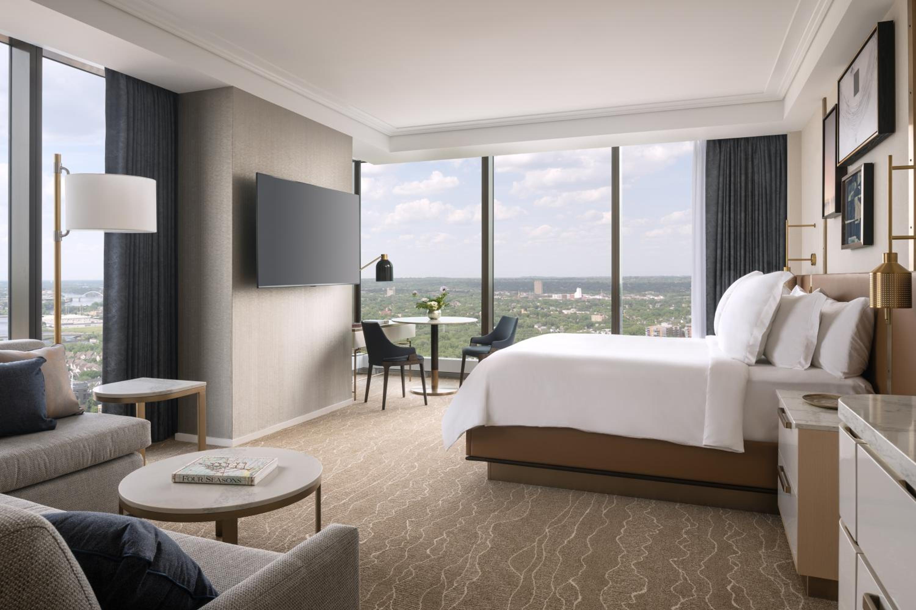 Executive Corner Suite with River View - Photo 2