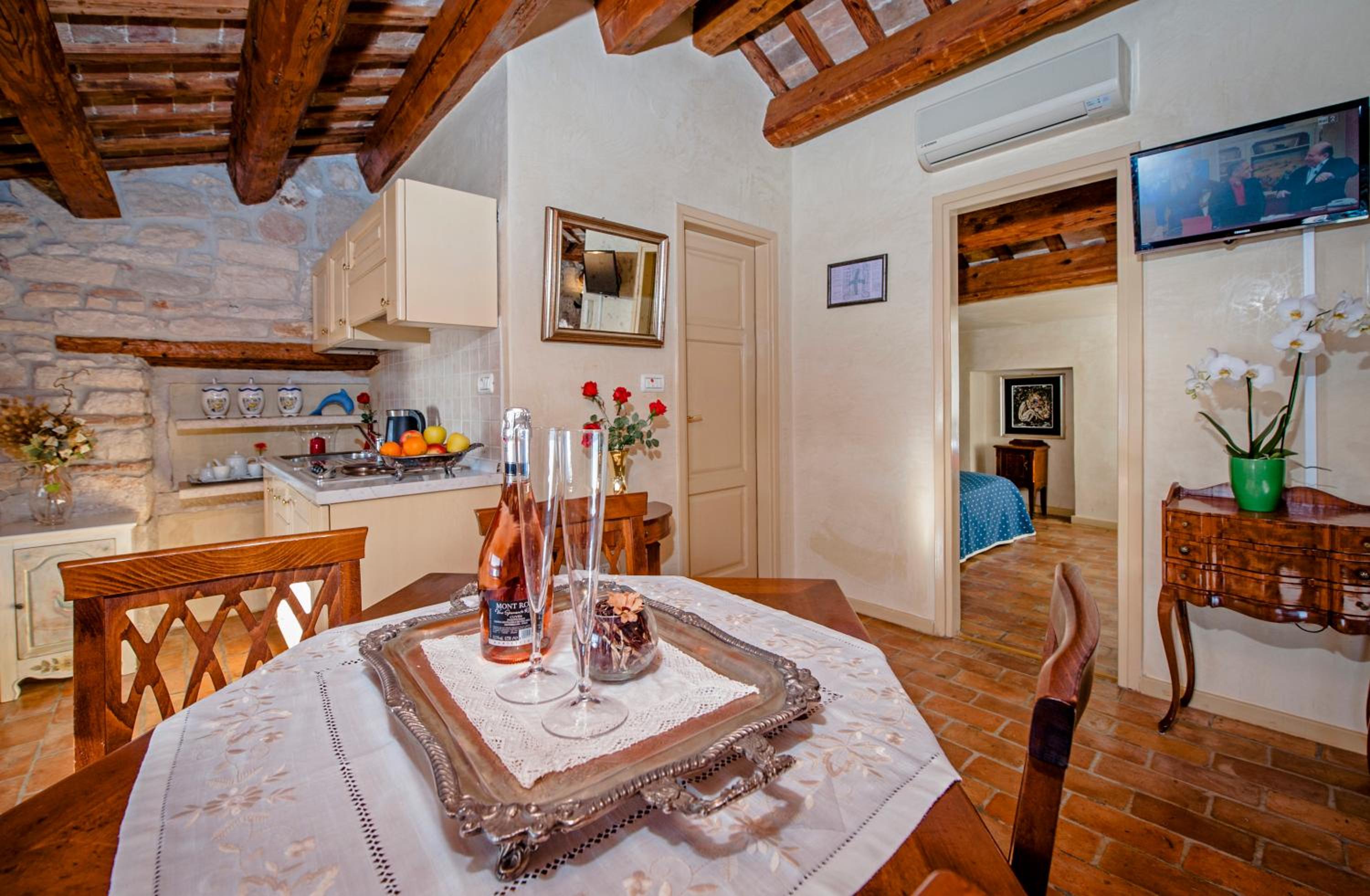 One-Bedroom Apartment with Sea View - Attic - Photo 5