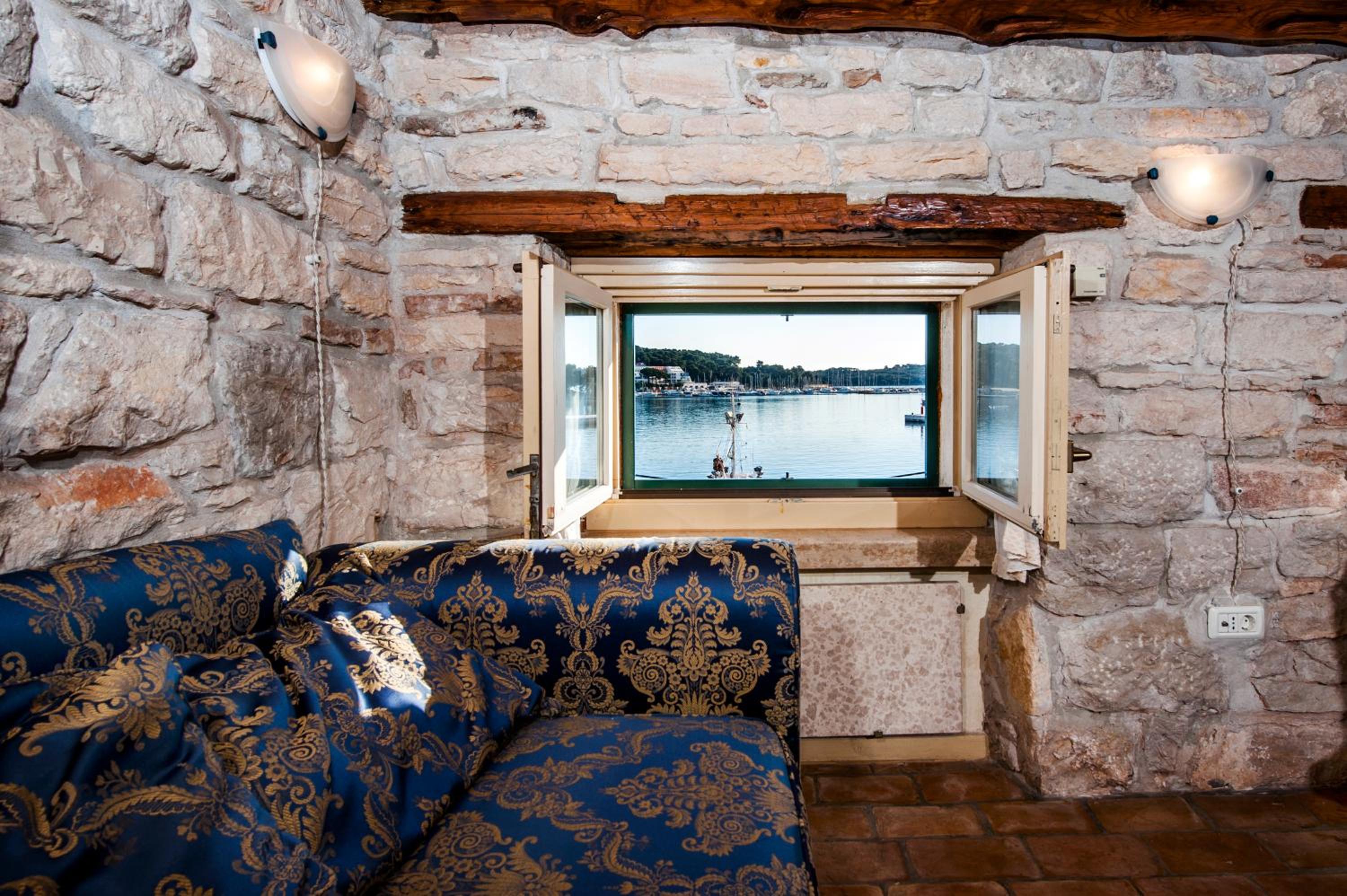 One-Bedroom Apartment with Sea View - Attic - Photo 19