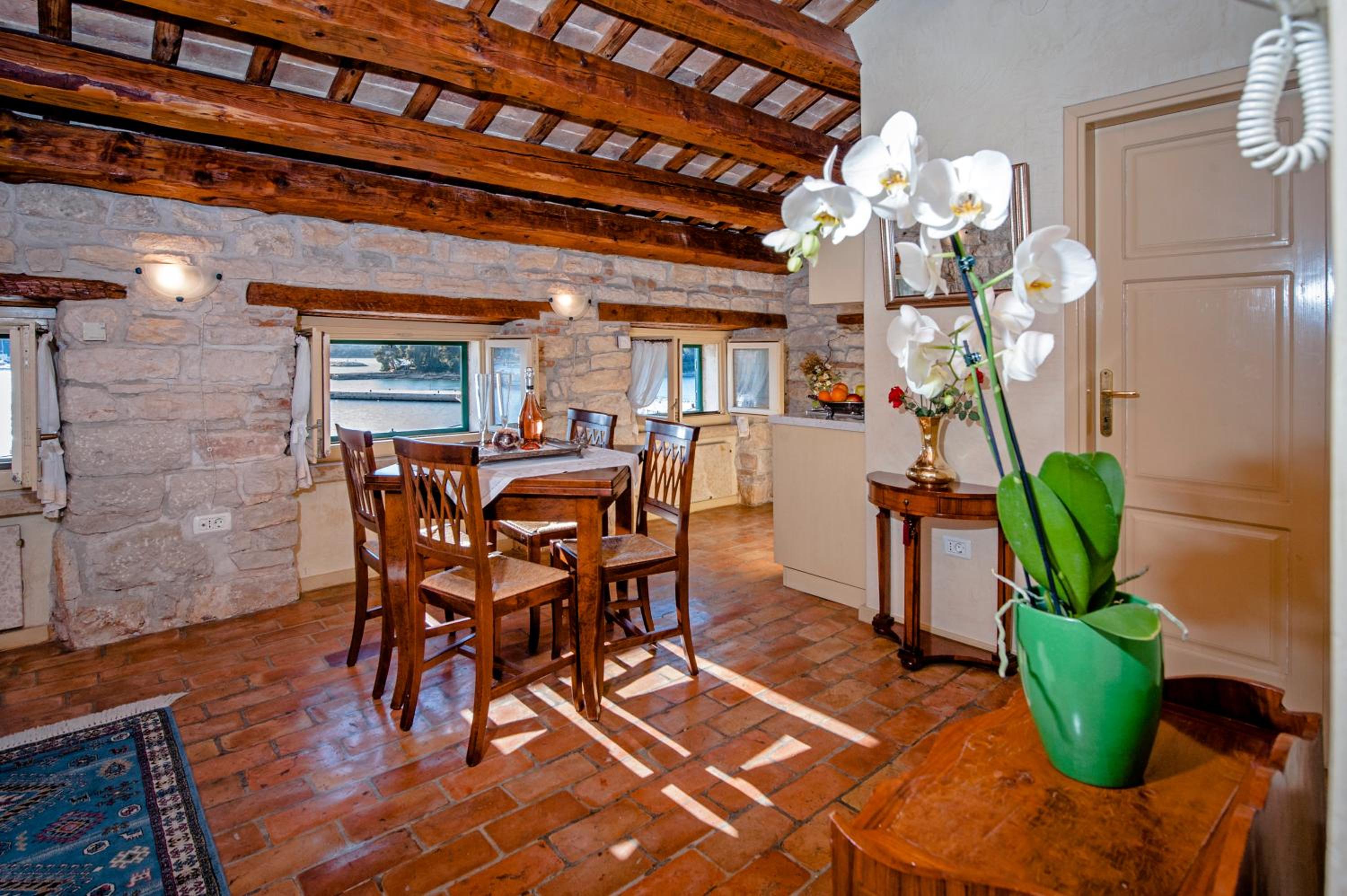 One-Bedroom Apartment with Sea View - Attic - Photo 16