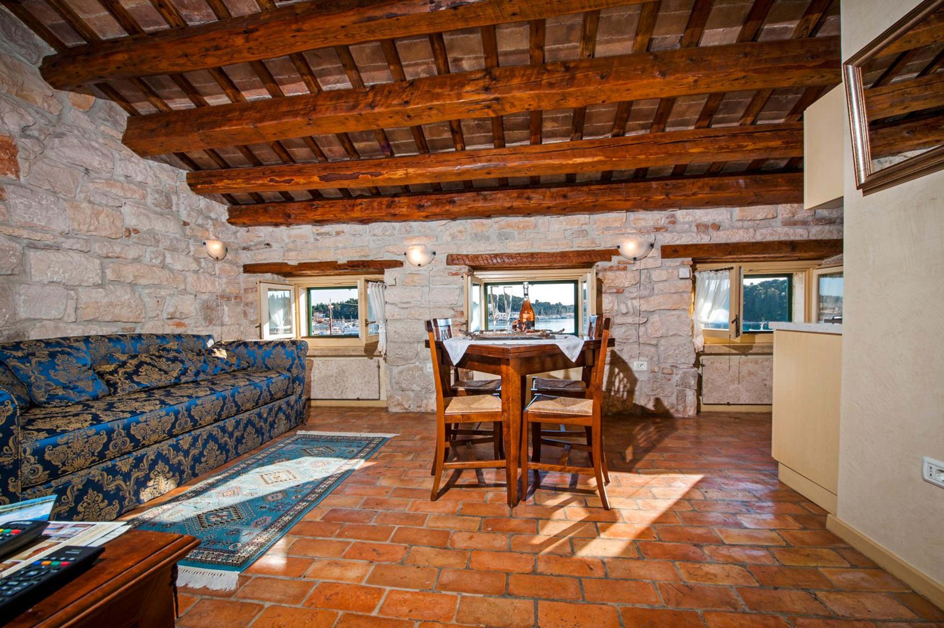 One-Bedroom Apartment with Sea View - Attic - Photo 15