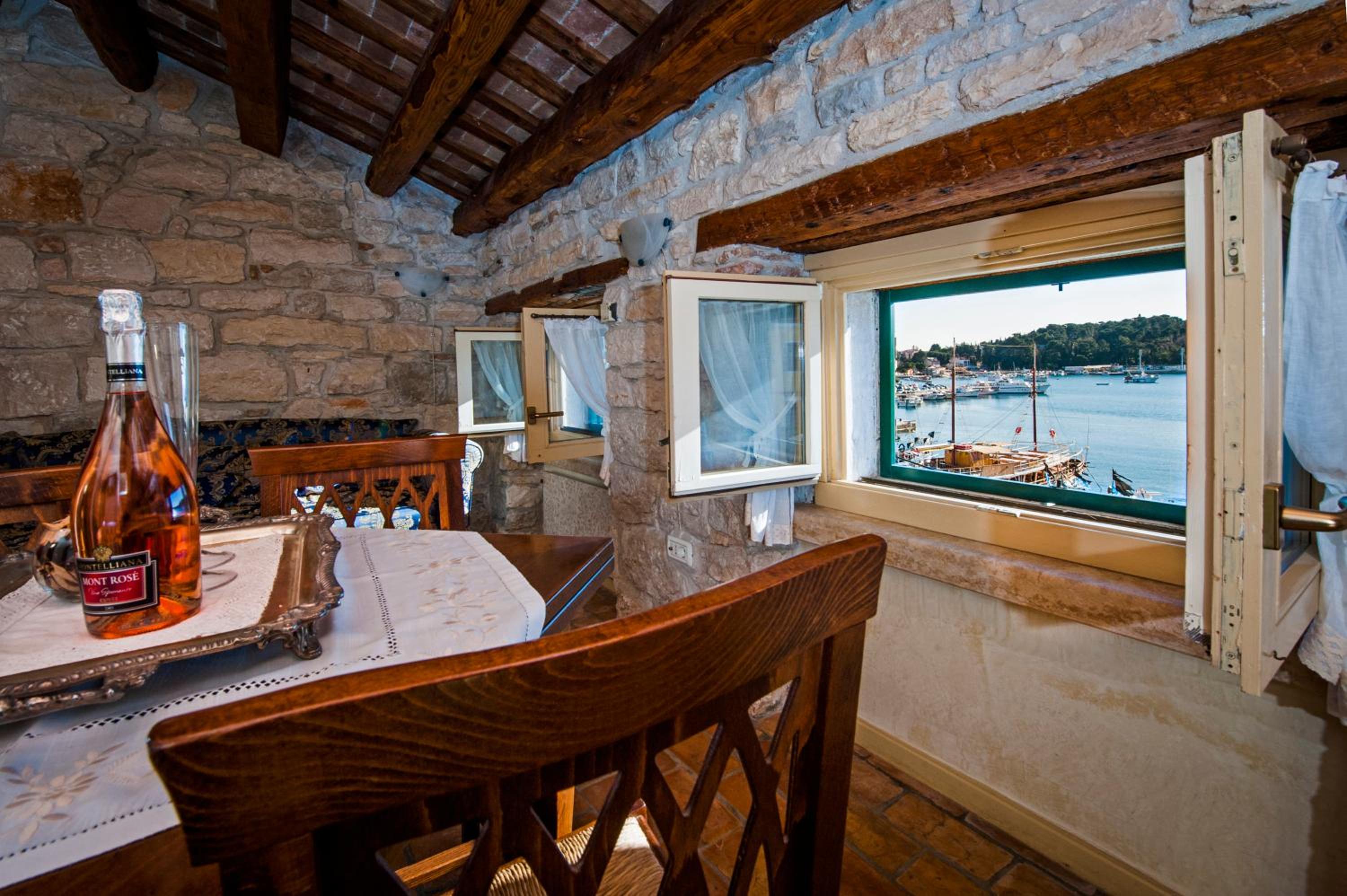 One-Bedroom Apartment with Sea View - Attic - Photo 14