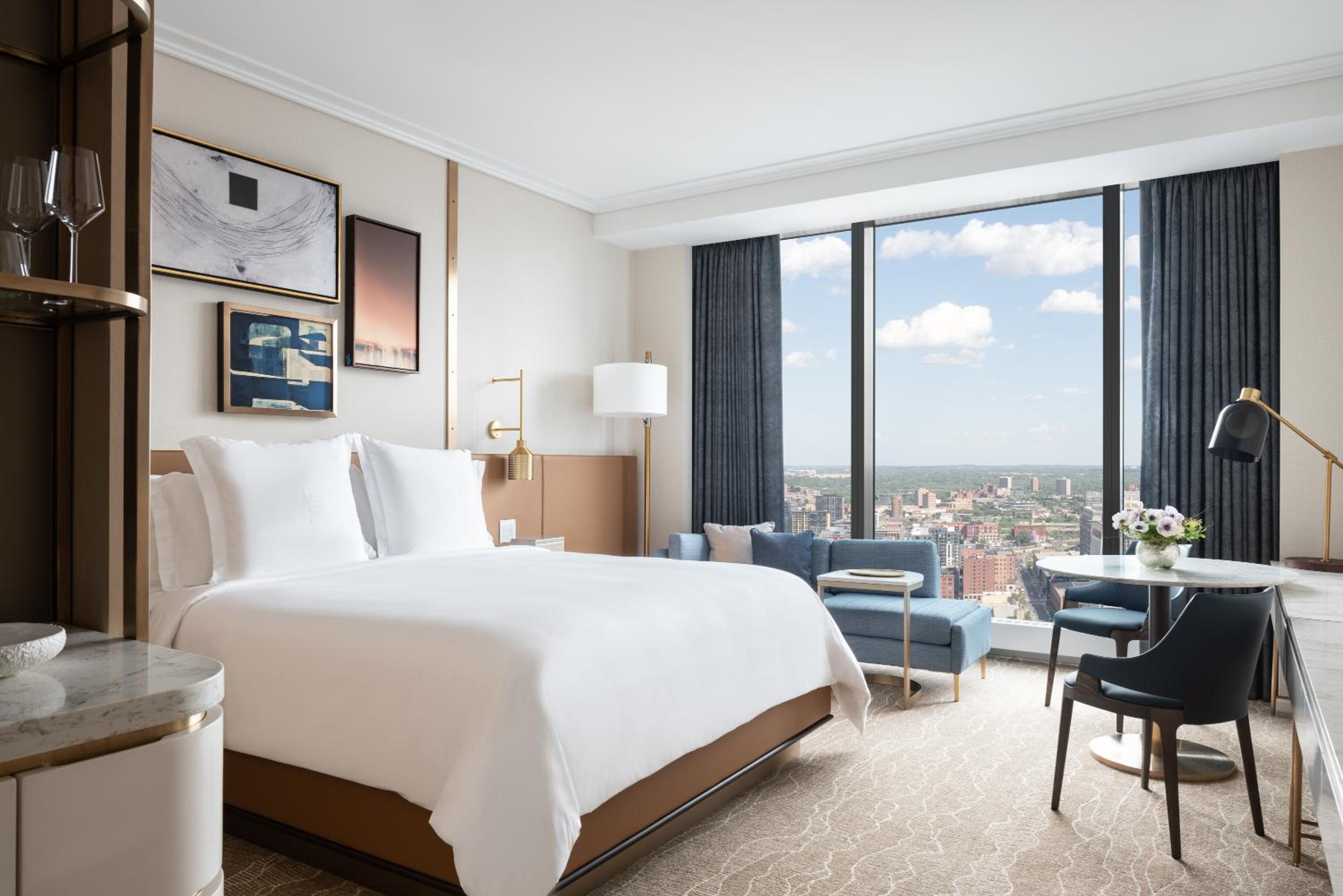 Accessible Superior Skyline-View Room King - Photo 3